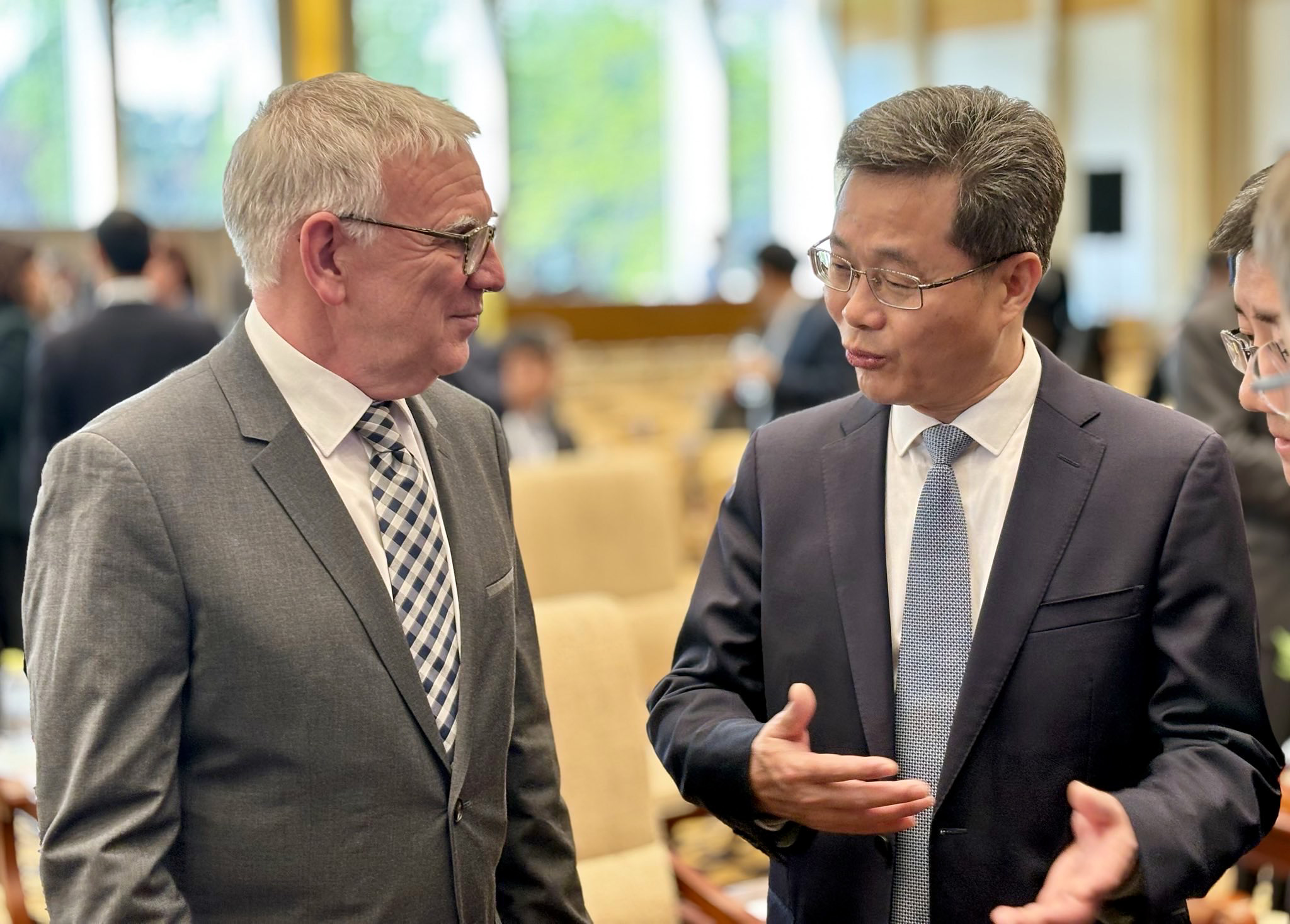 Entwicklungsstaatssekretär Jochen Flasbarth im Gespräch mit dem Finanzminister der Volksrepublik China, Lan Fo'an