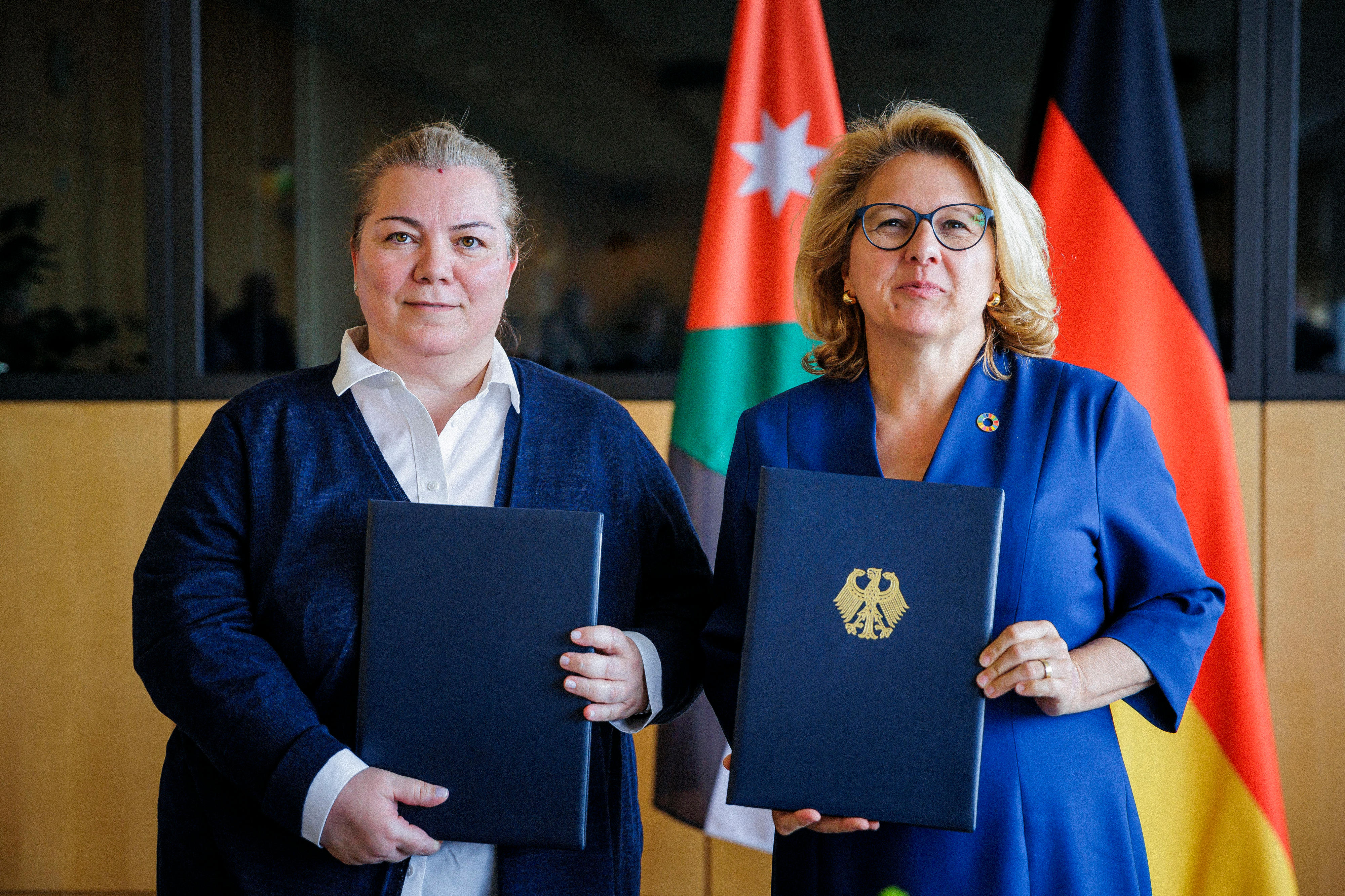  Entwicklungsministerin Svenja Schulze (rechts) mit der jordanischen Ministerin für Planung und Internationale Zusammenarbeit, Zeina Toukan