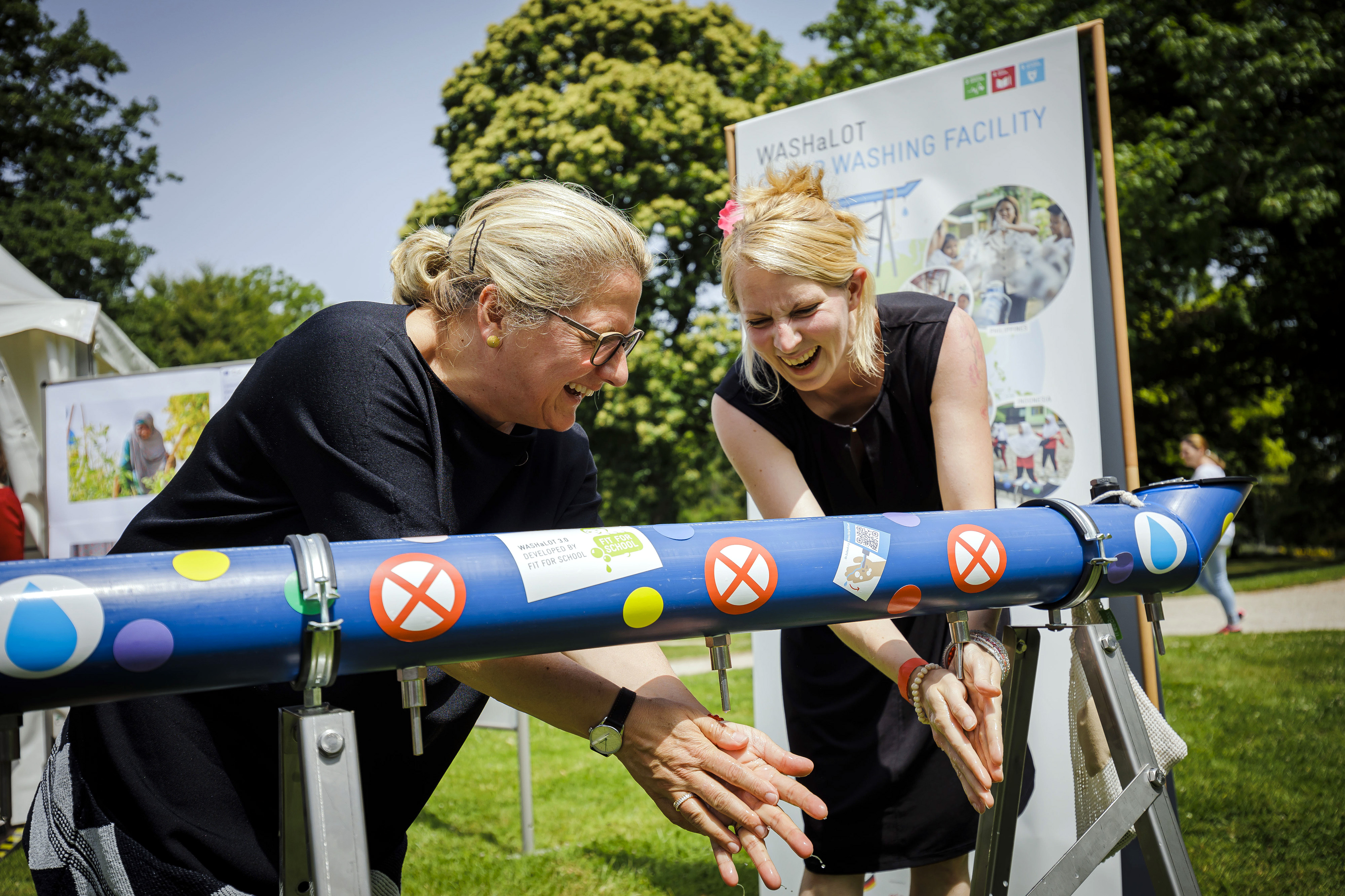 Zu Besuch bei den Partnerorganisationen des BMZ. Bundesentwicklungsministerin Svenja Schulze probiert die mobile Handwasch-Station der GIZ aus. (Juni 2022)
