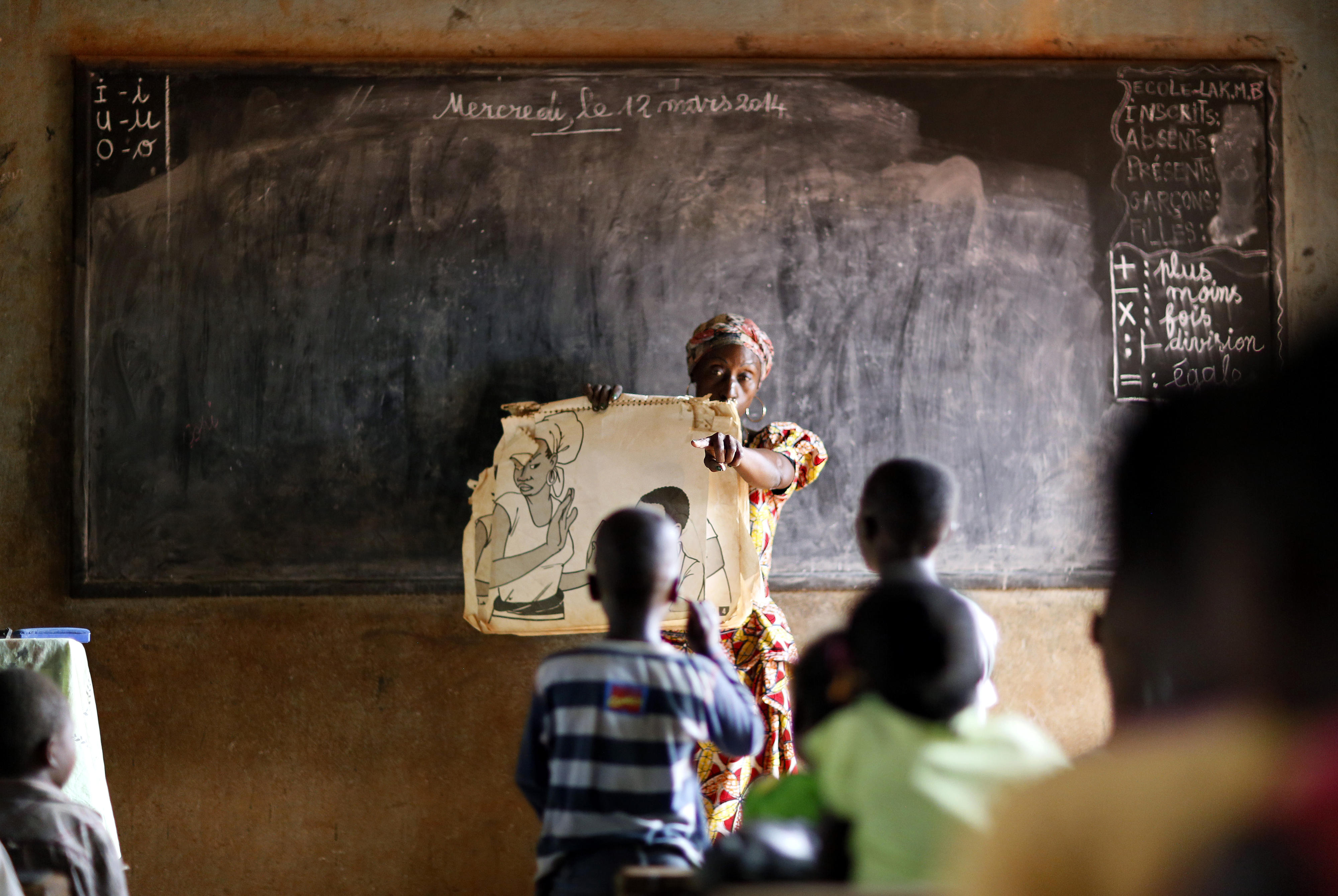 Lehrerin und Schüler in einer Schule in der Zentralafrikanischen Republik