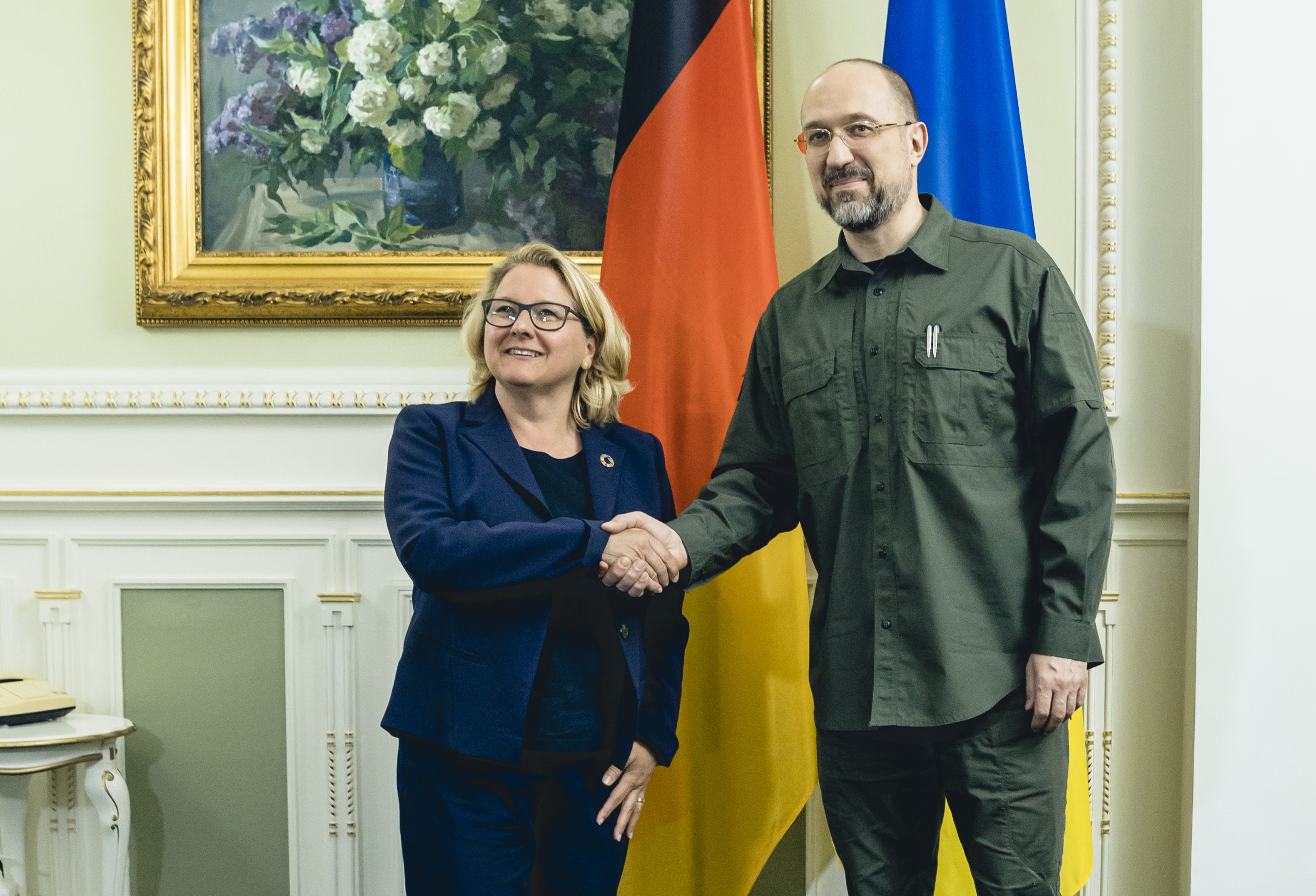 Bundesentwicklungsministerin Svenja Schulze trifft Denys Schmyhal, Ministerpräsident der Ukraine, in Kyjiw.