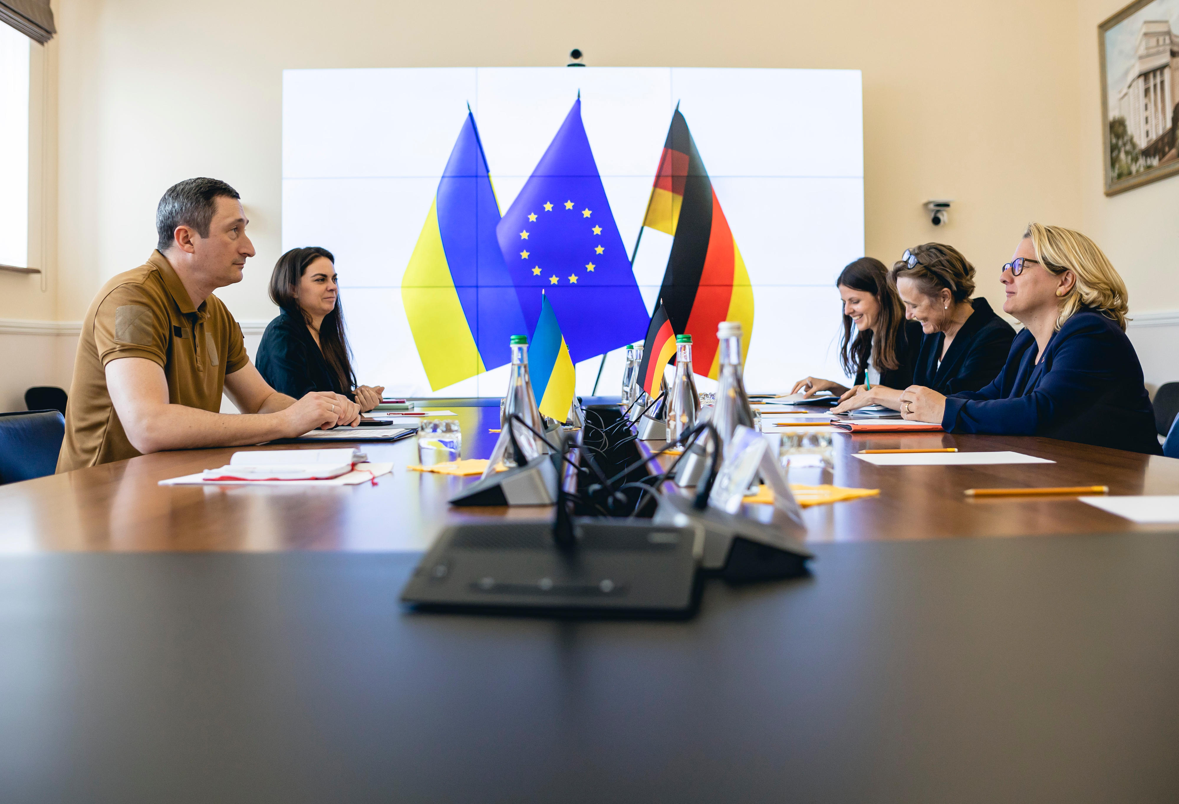 Deutsche und ukrainische Fahnen auf einem Tisch bei einem Arbeitstreffen von Bundesministerin Svenja Schulze und dem ukrainischen Ministerpräsidenten Denys Schmyhal in Kyjiw