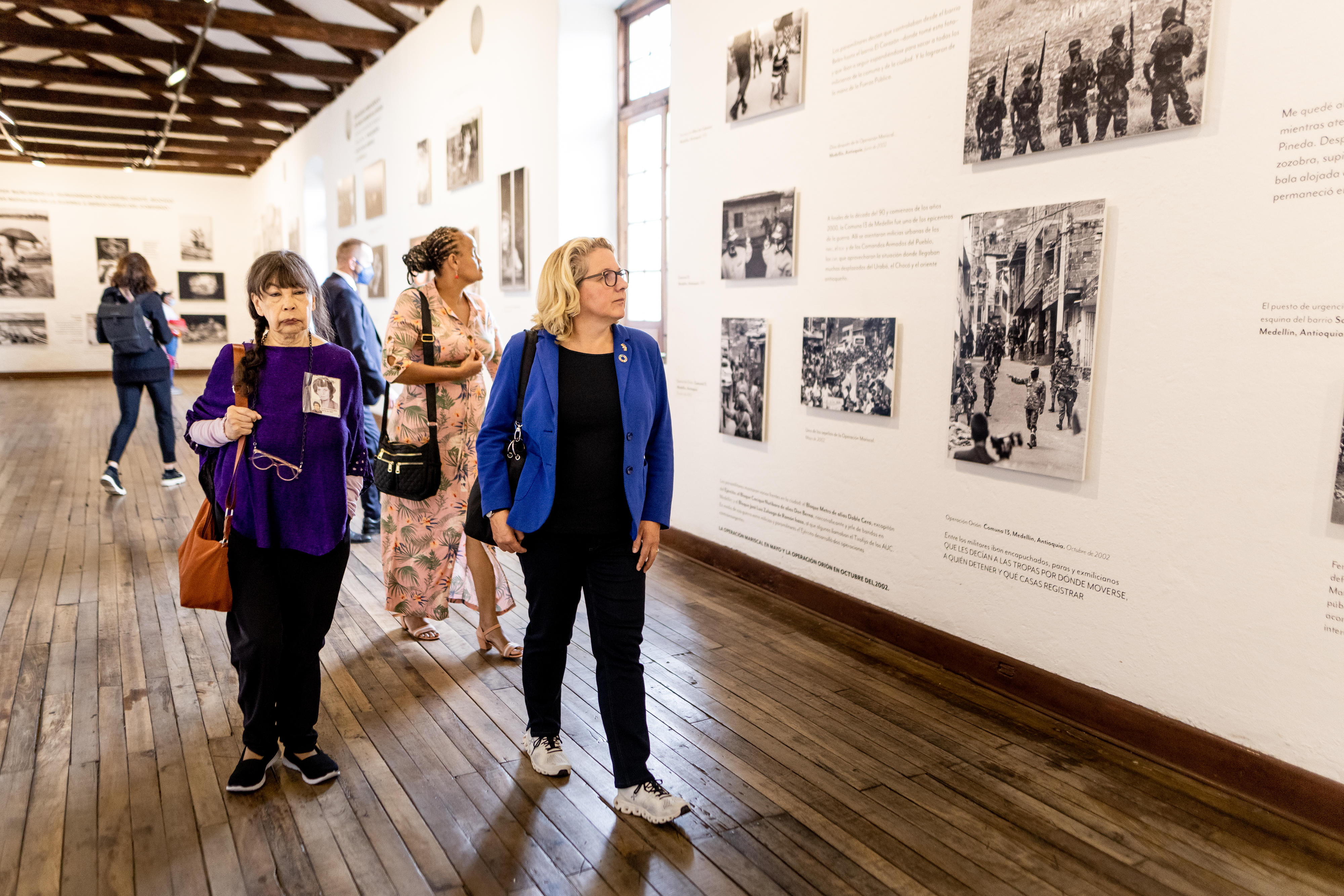 Besuch der Foto-Ausstellung "El Testigo" (Der Zeuge) im Kloster San Augustín in Bogotá, die einen Ausschnitt des bewaffneten Konflikts in Kolumbien dokumentiert