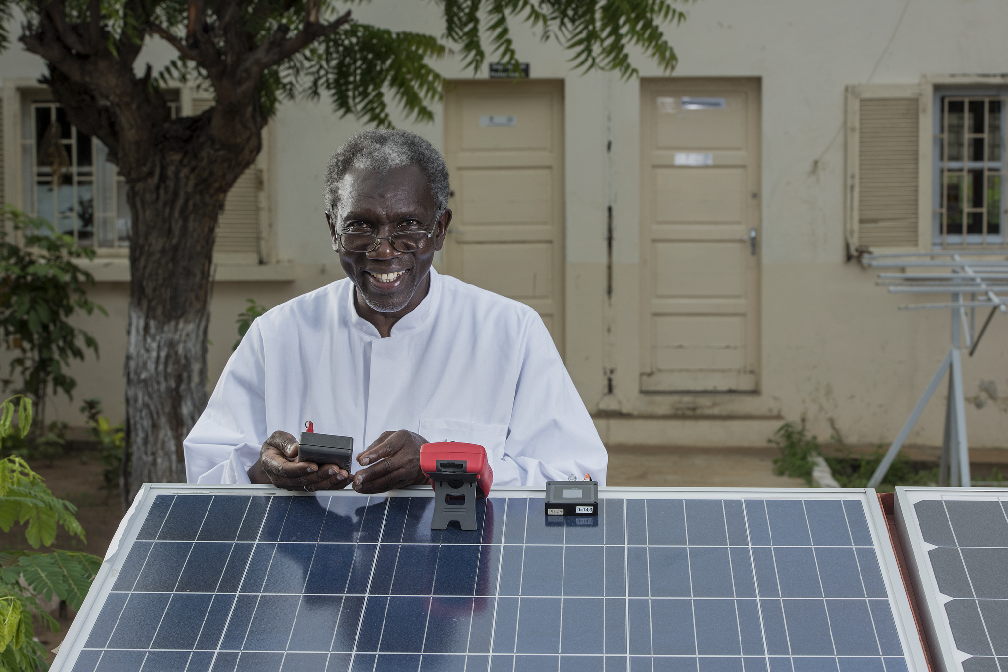 Mithilfe digitaler Lösungen sorgt Issakha Youm dafür, dass Solarenergie im Senegal effizient genutzt werden kann.