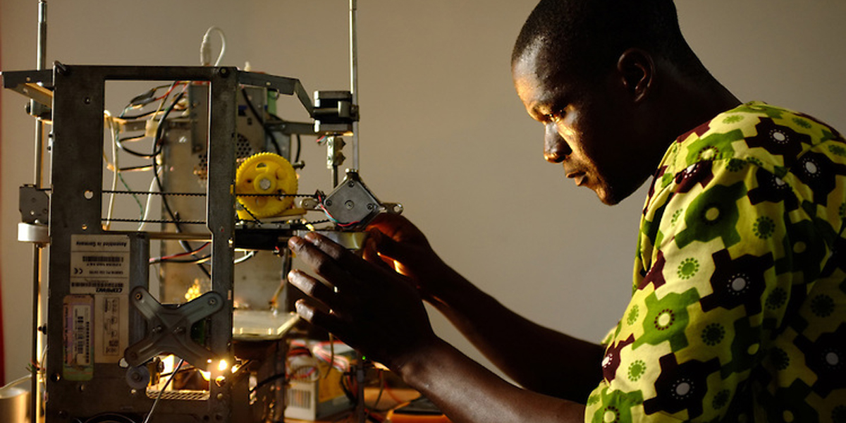 Grö­ß­ten­teils aus Elek­tro­nik­schrott baut Kod­jo Afa­te Gni­kou in Lo­mé, To­go, ei­nen 3D-Dru­cker.