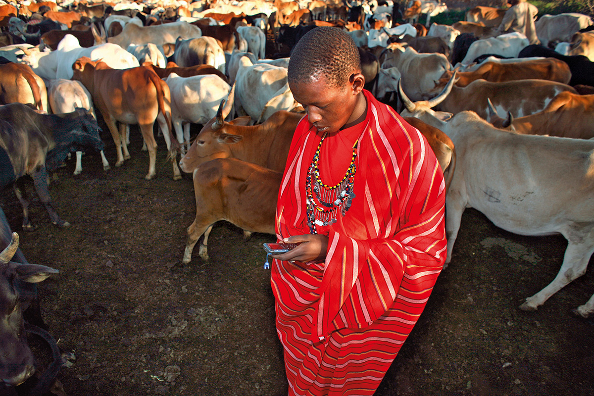 Ein Hir­te der Mas­sai mit Han­dy: Di­gi­ta­le Tech­no­lo­gi­en schaf­fen auch in ent­le­ge­nen Ge­bie­ten der Welt neue Mög­lich­kei­ten.
