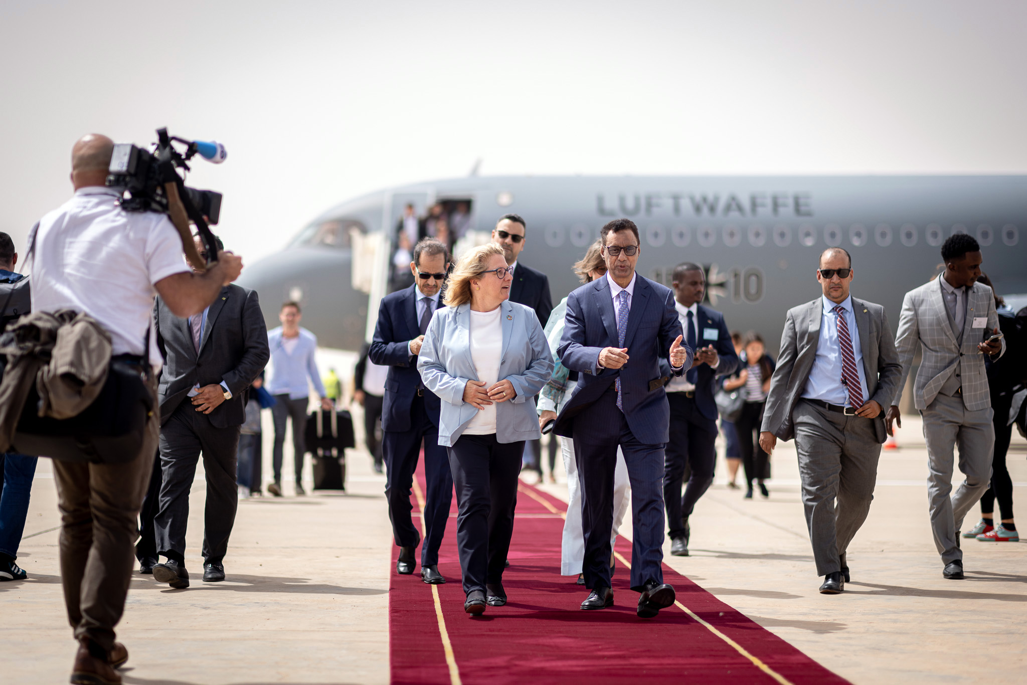 Bundesentwicklungsministerin Svenja Schulze wird von dem mauretanischen Wirtschaftsminister Abdessalem Ould Mohamed Saleh in Nouakchott begrüßt.