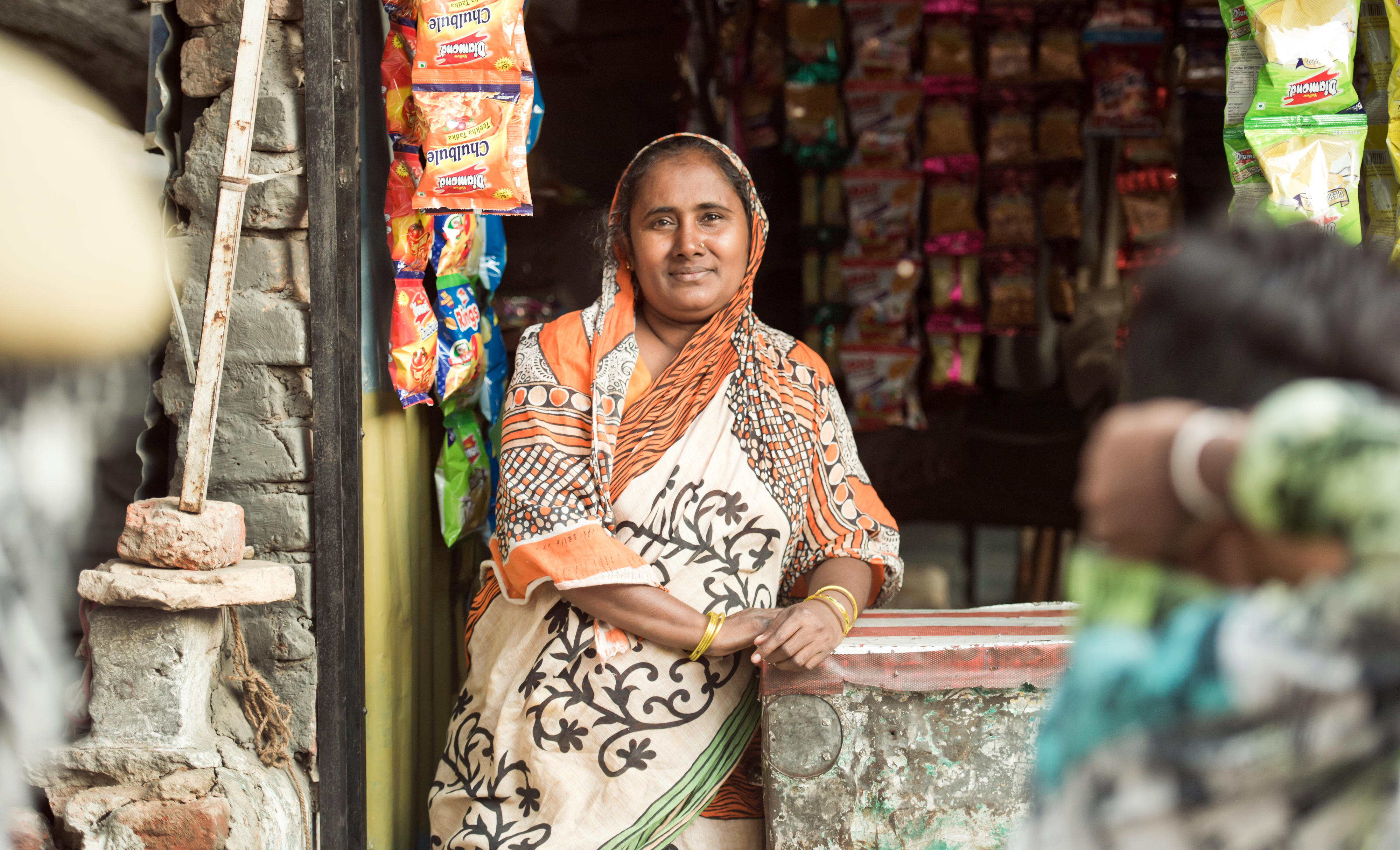 Besitzerin eines kleinen Ladens in einem Slum in Neu-Delhi