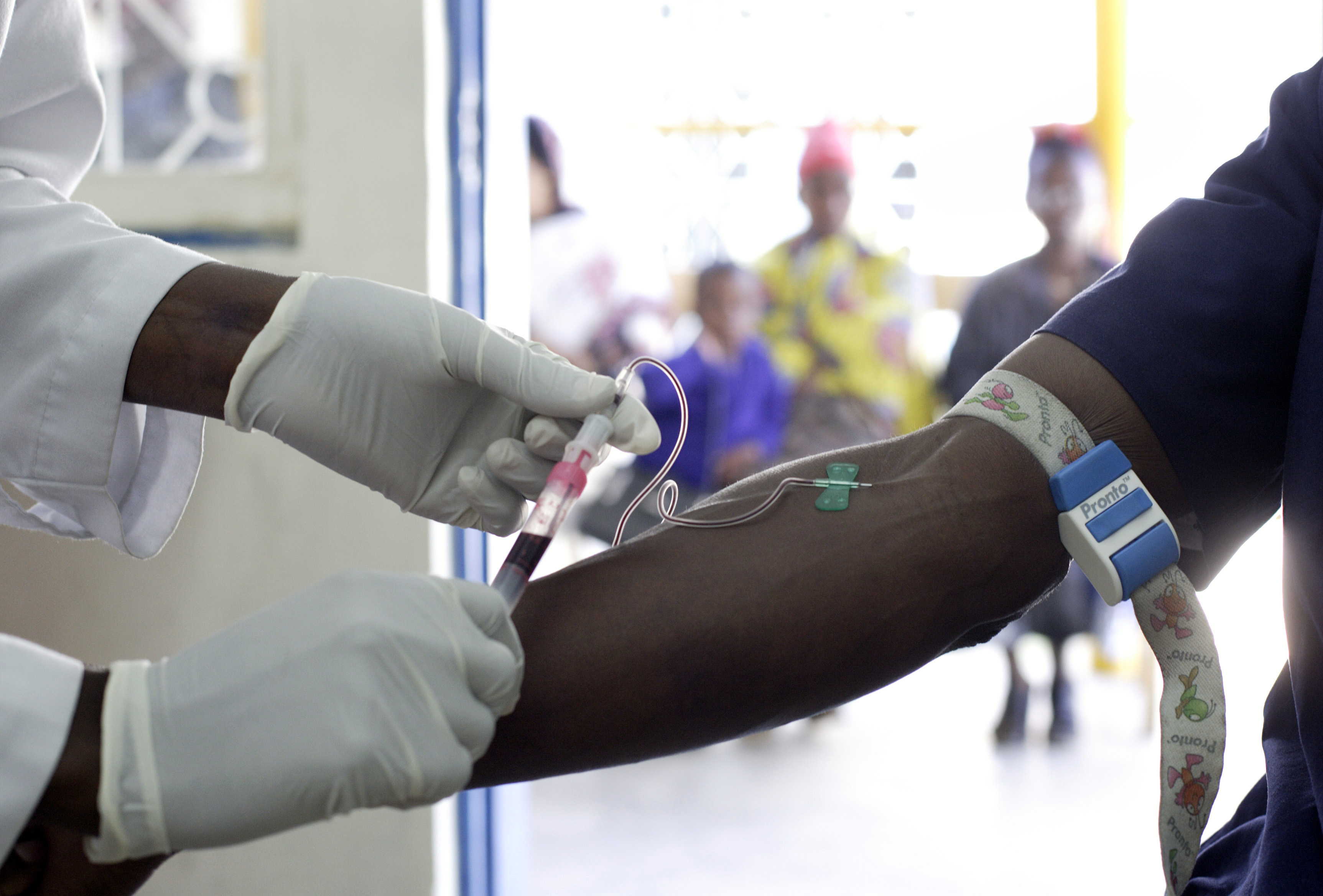 Blutabnahme im Labor des Bombo-Hospitals, Regionalkrankenhaus in Tanga, Tansania