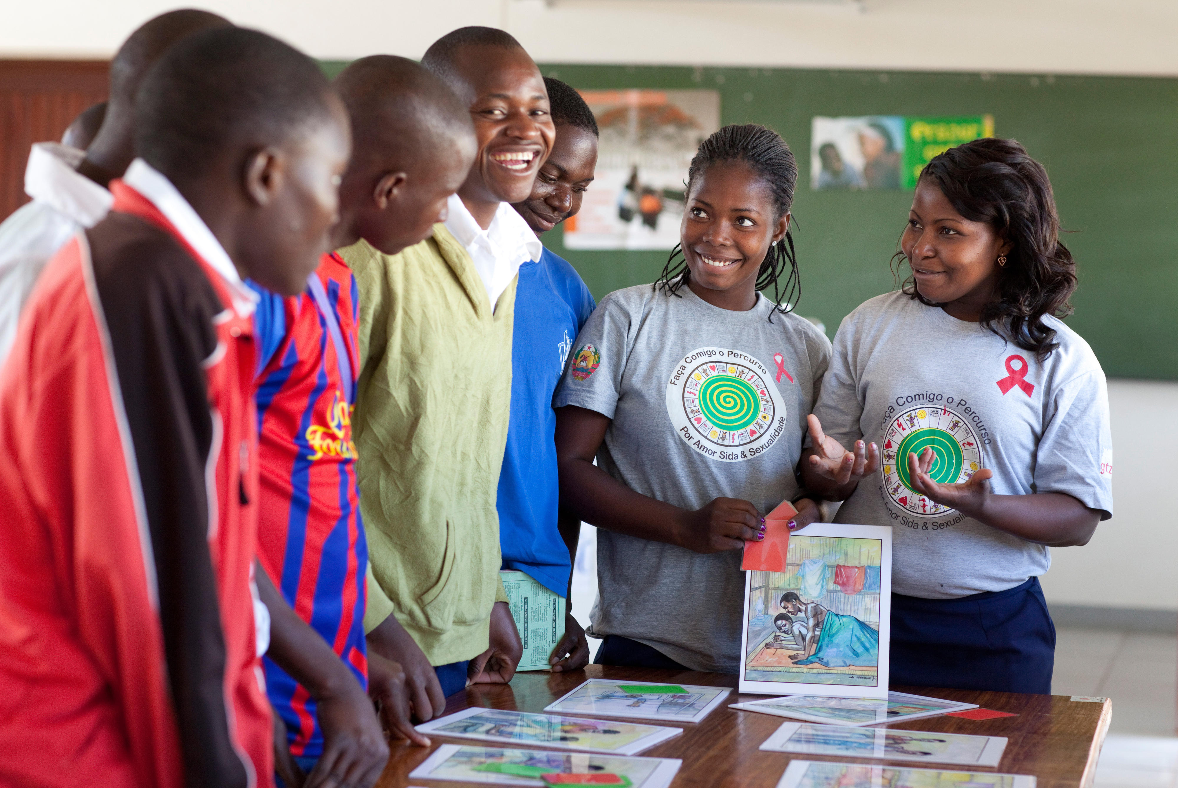 Angehende Lehrerinnen in Mosambik informieren Kollegen über die Risiken einer HIV-Infektion