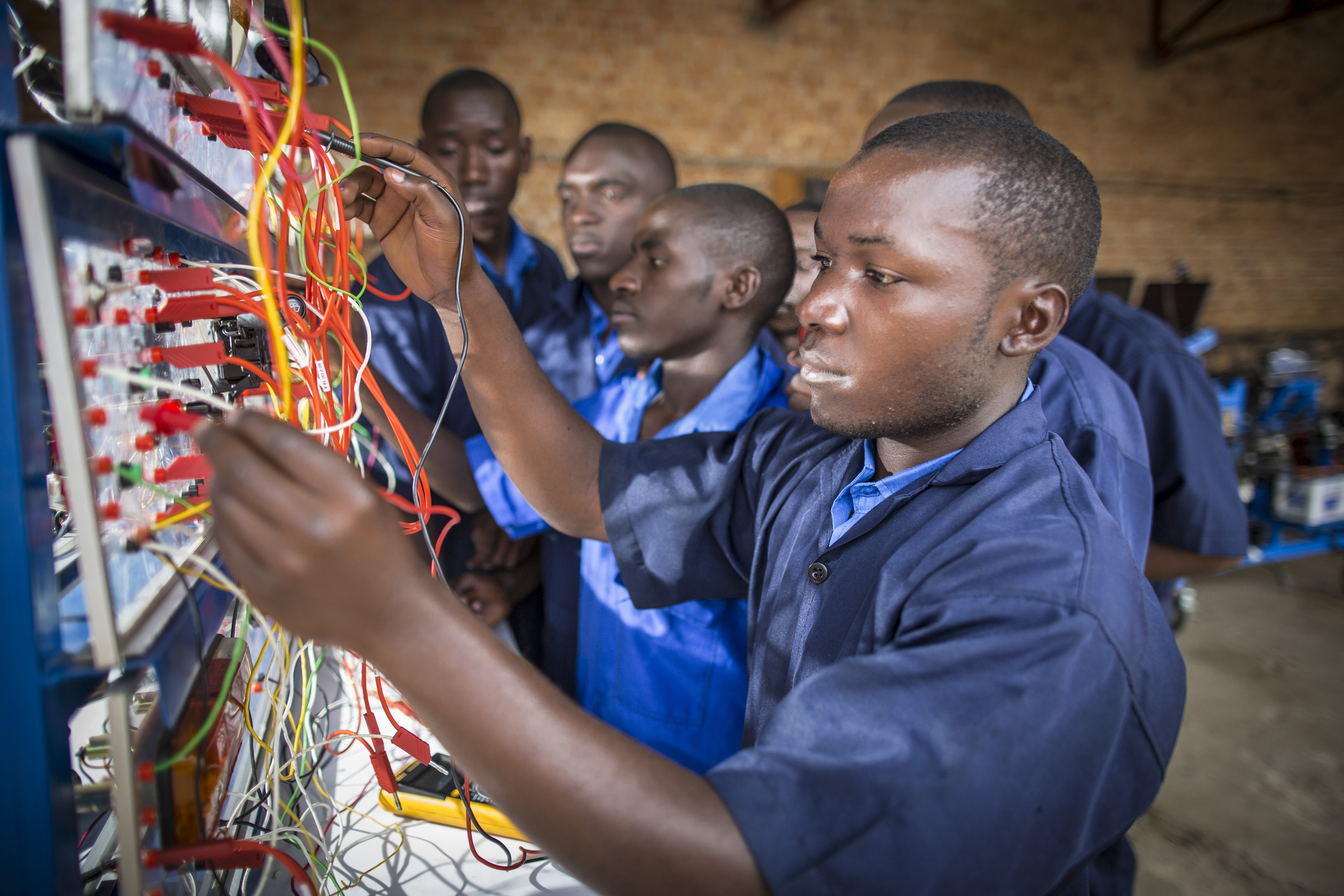 Schü­ler der Be­rufs­schu­le ETE­KA im ru­an­di­schen Kab­gayi Ru­an­da ar­bei­ten an ei­nem elek­tri­schen Schalt­sys­tem.