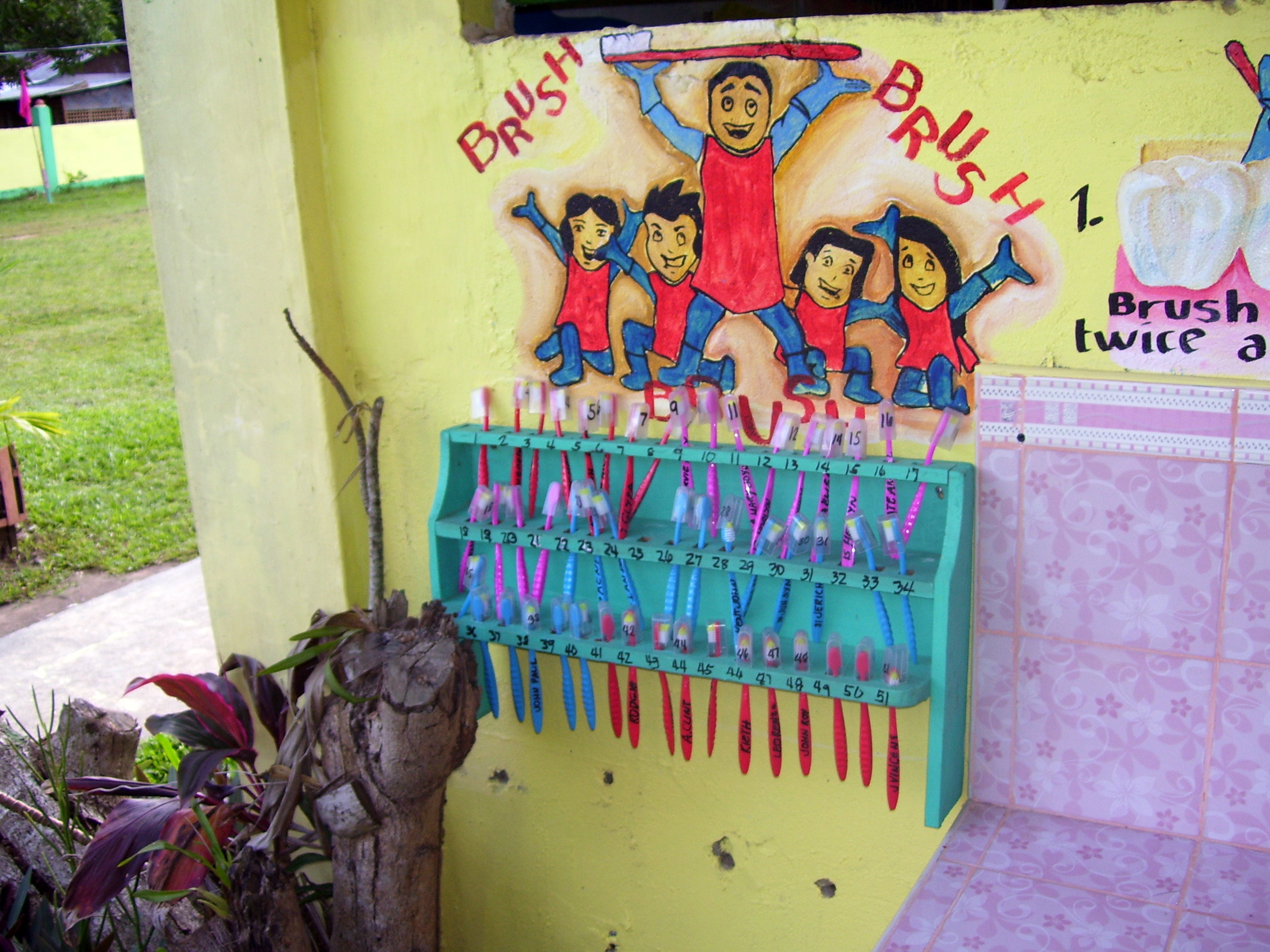 Zahnbürsten von Schülern in einer philippinischen Grundschule
