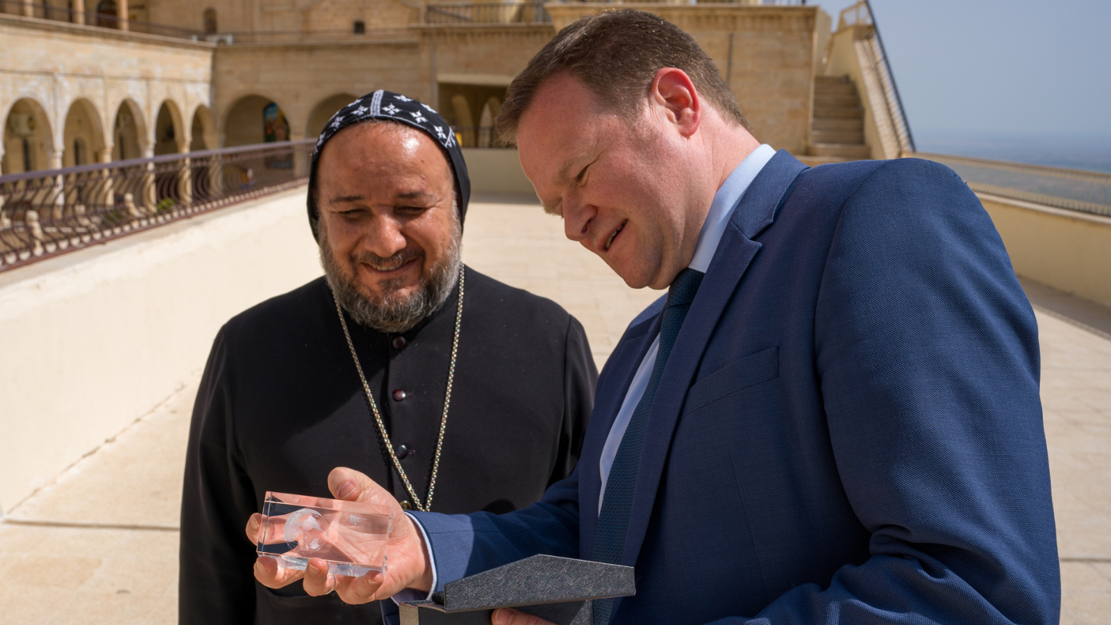 Raban Yousiff und der Beauftragte Frank Schwabe im syrisch-orthodoxen Mor-Mattei-Kloster in der Region Kurdistan-Irak
