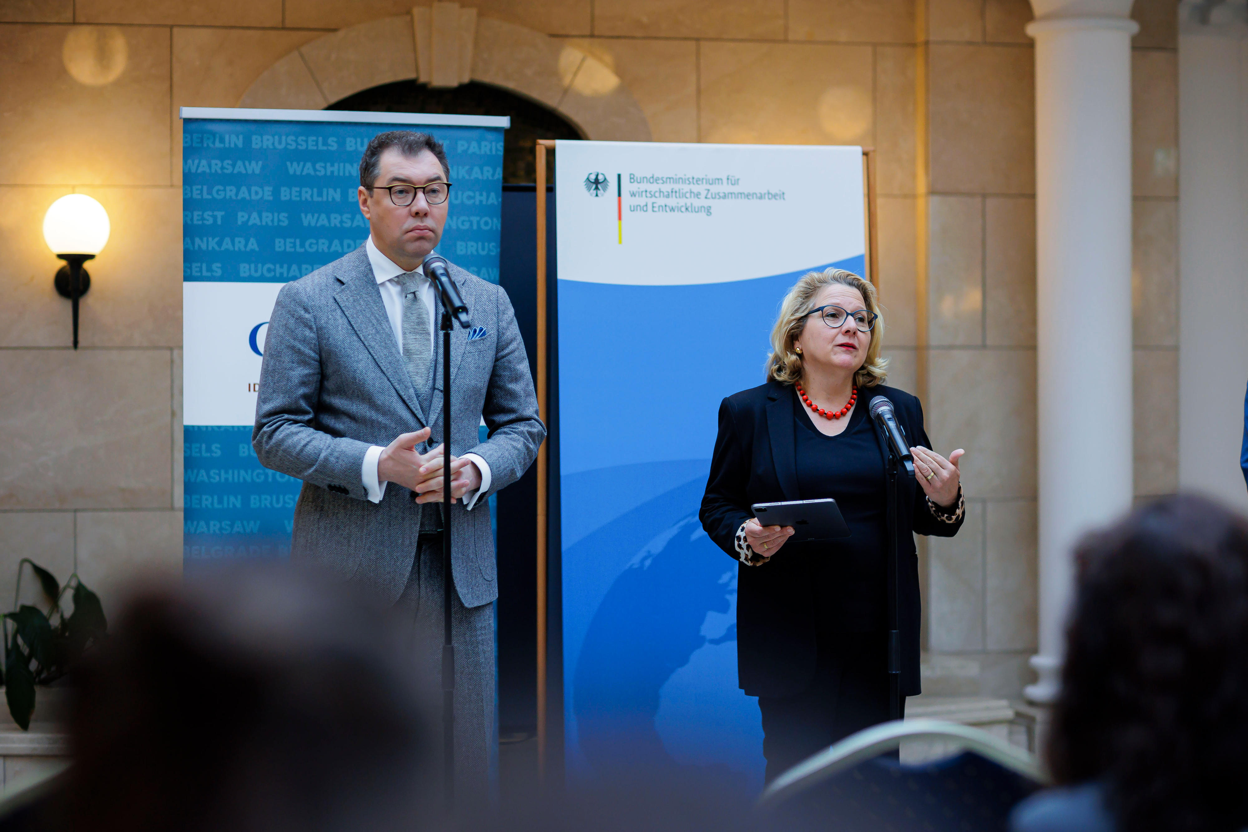Bundesministerin Svenja Schulze und der ukrainischen Botschafter Oleksii Makeiev bei der Vorstellung der Fachkräfteinitiative in Berlin
