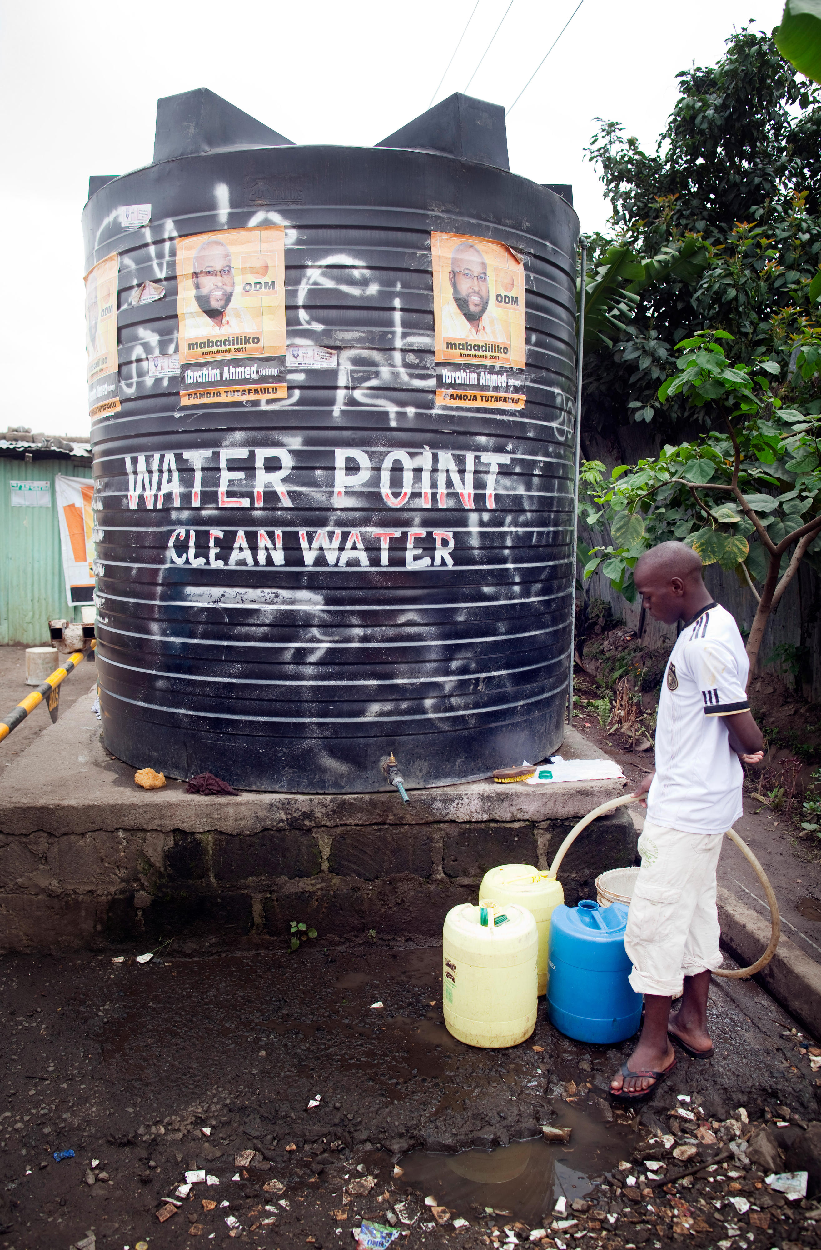 Frischwassertank in einem Armenviertel in Nairobi, Kenia