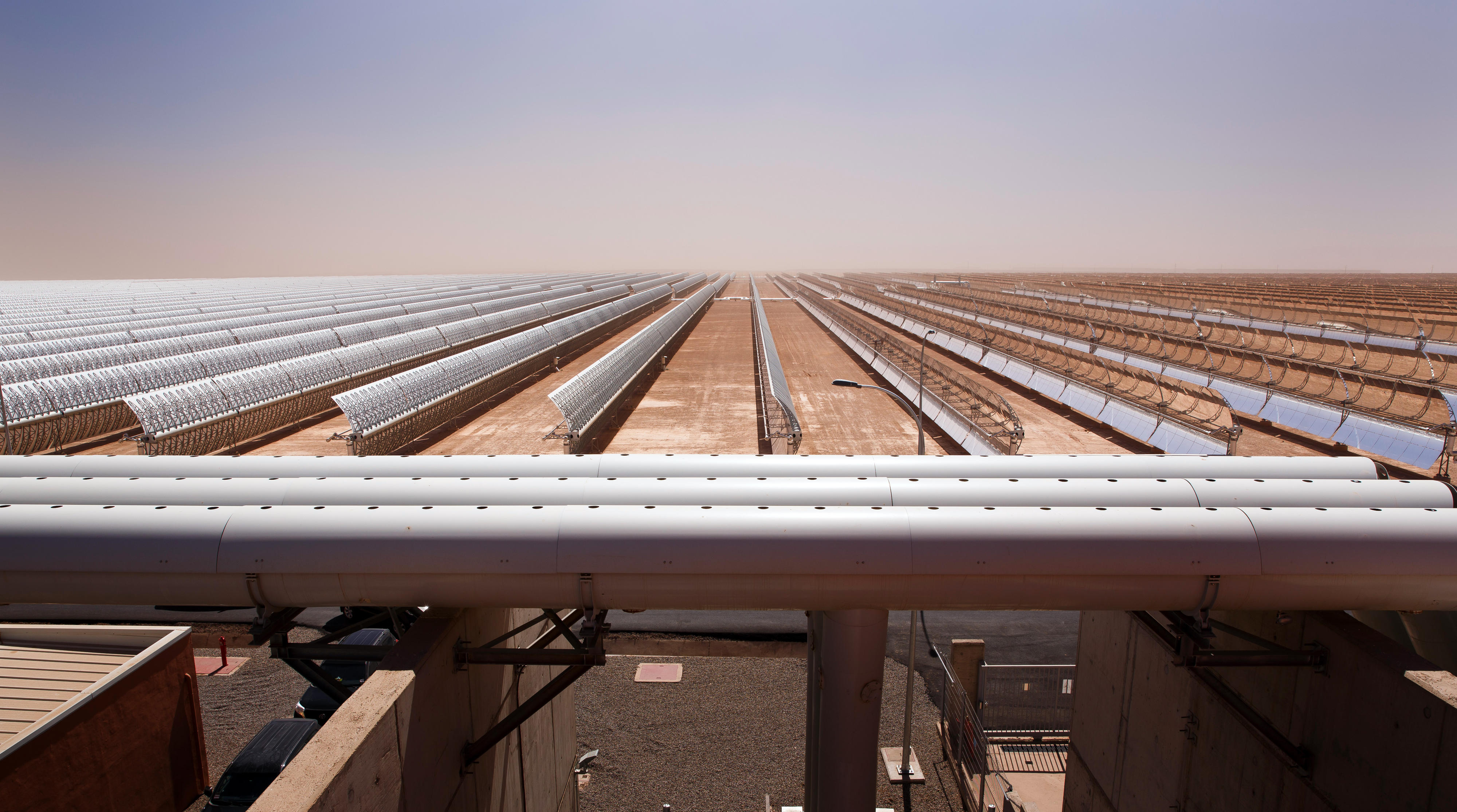 Solarflächen eines Solarkraftwerks in Quarzazate, Marokko
