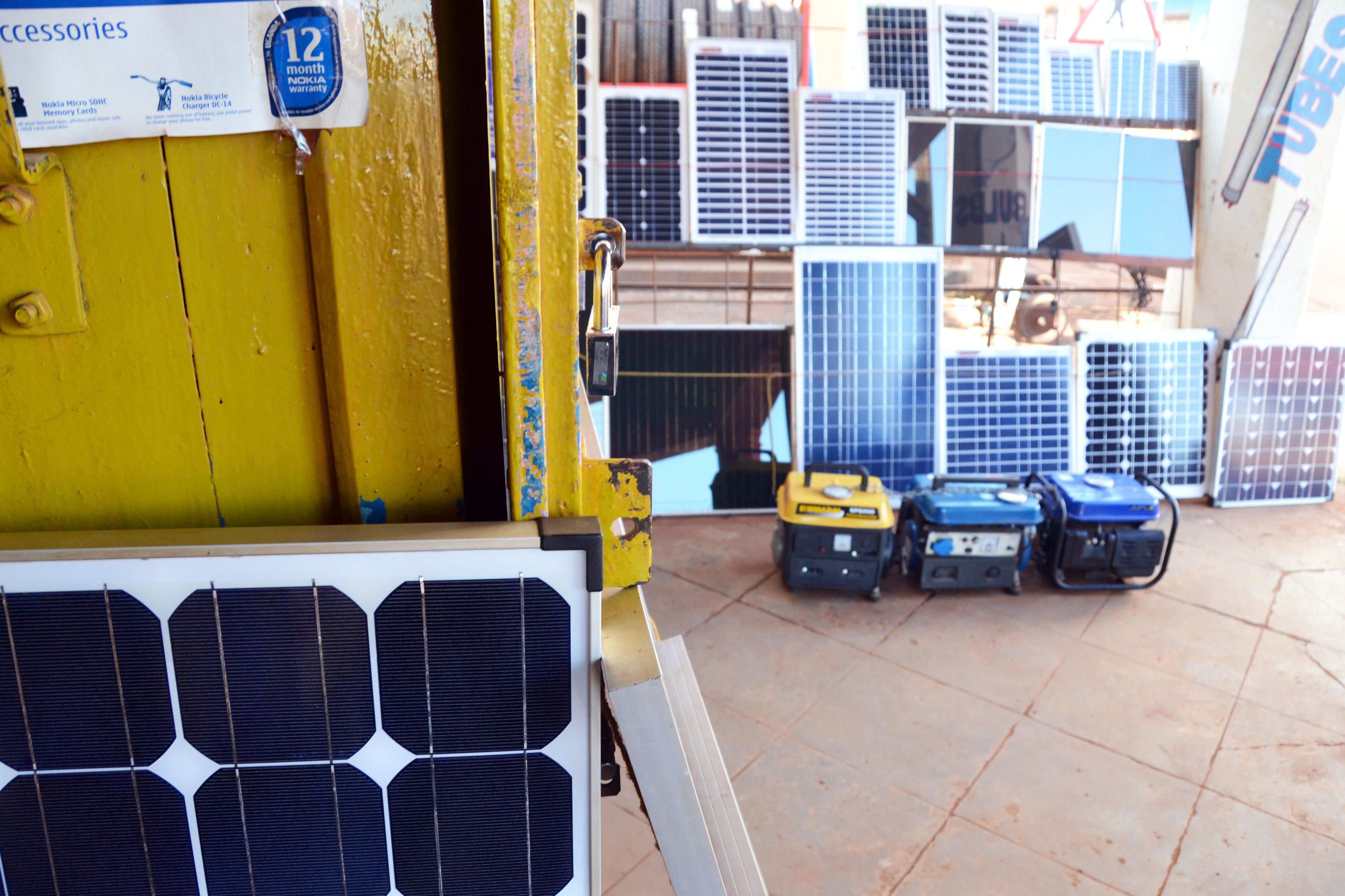 Geschäft in Uganda, das Solarpaneele und Solarzubehör verkauft