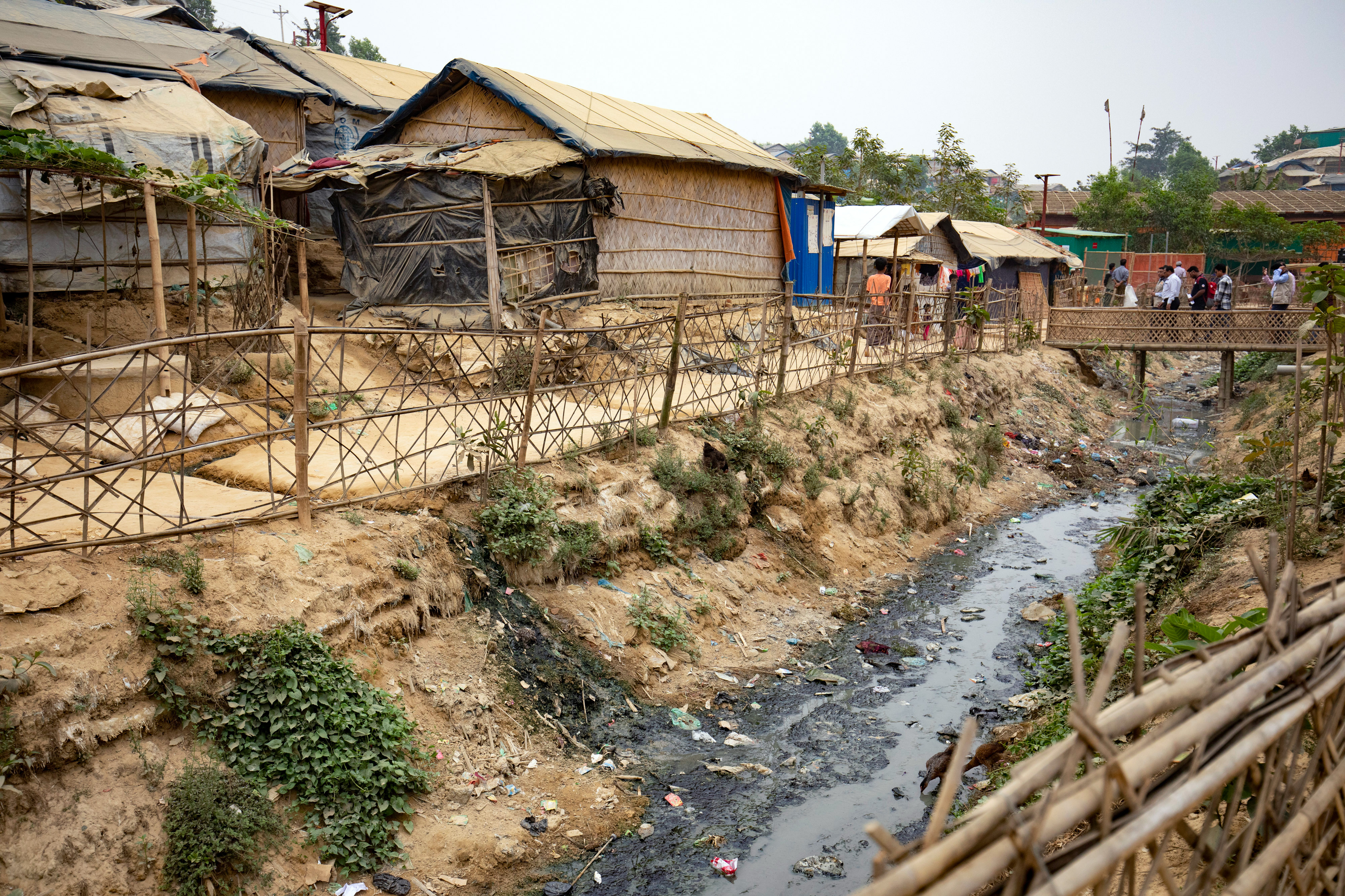 Blick auf einen Wassergraben im Flüchtlingslagers Kutupalong, Cox Bazar in Bangladesch