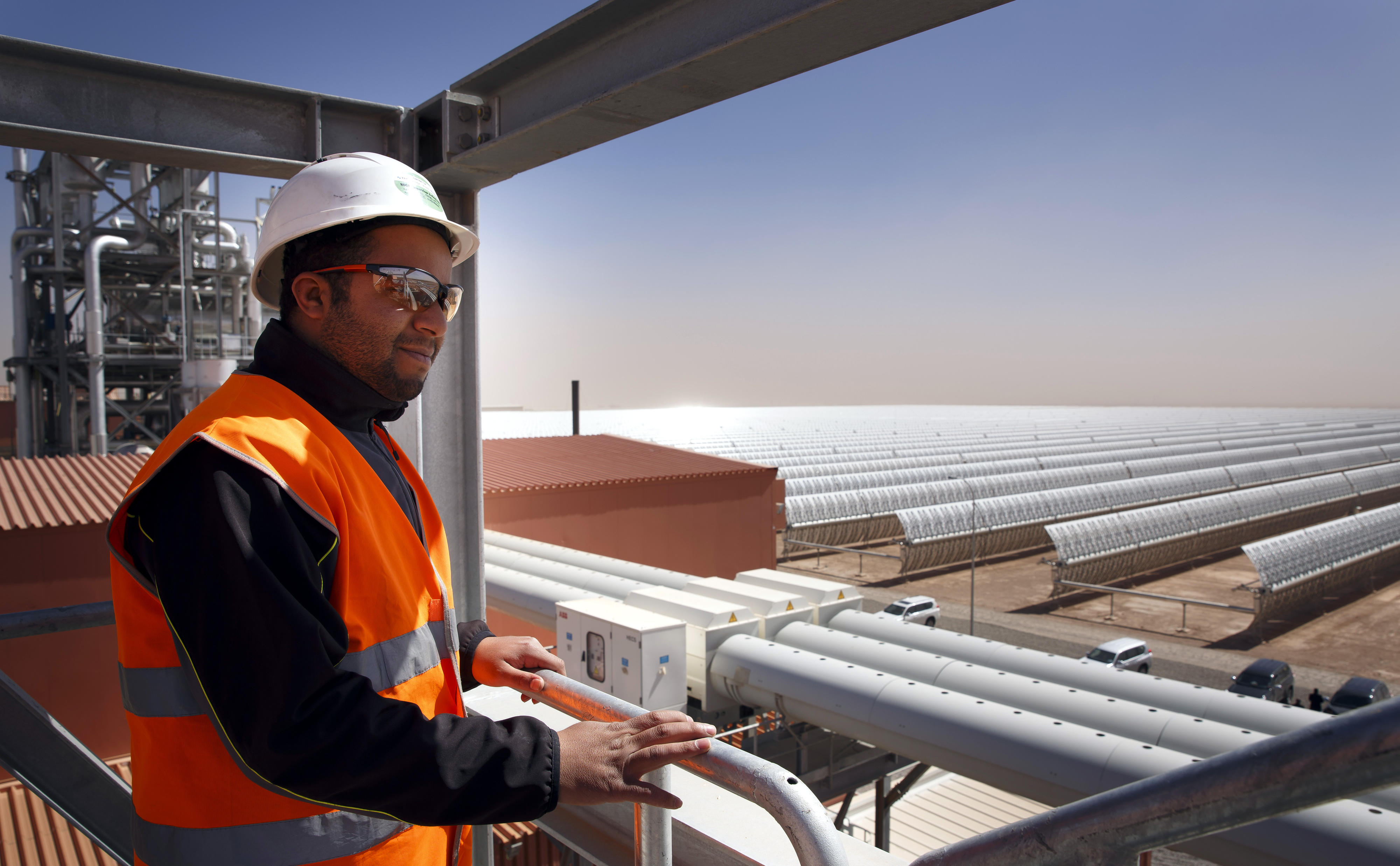 Ein Mitarbeiter des Solarkraftwerks in Ouarzazate blickt über ein Solarfeld.