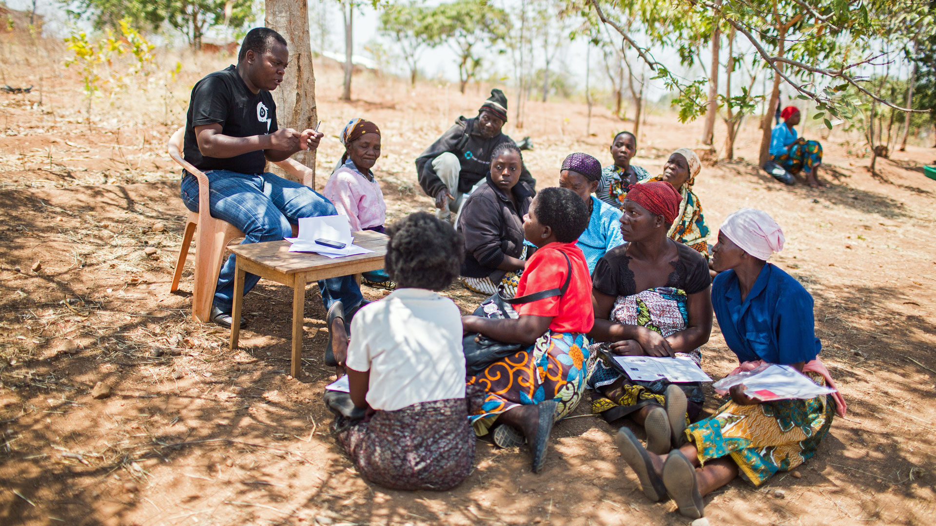 Im Rahmen eines von der KfW geförderten Sozialtransferprogramms werden im Süden von Malawi kleine Summen an extrem arme Menschen ausgezahlt.