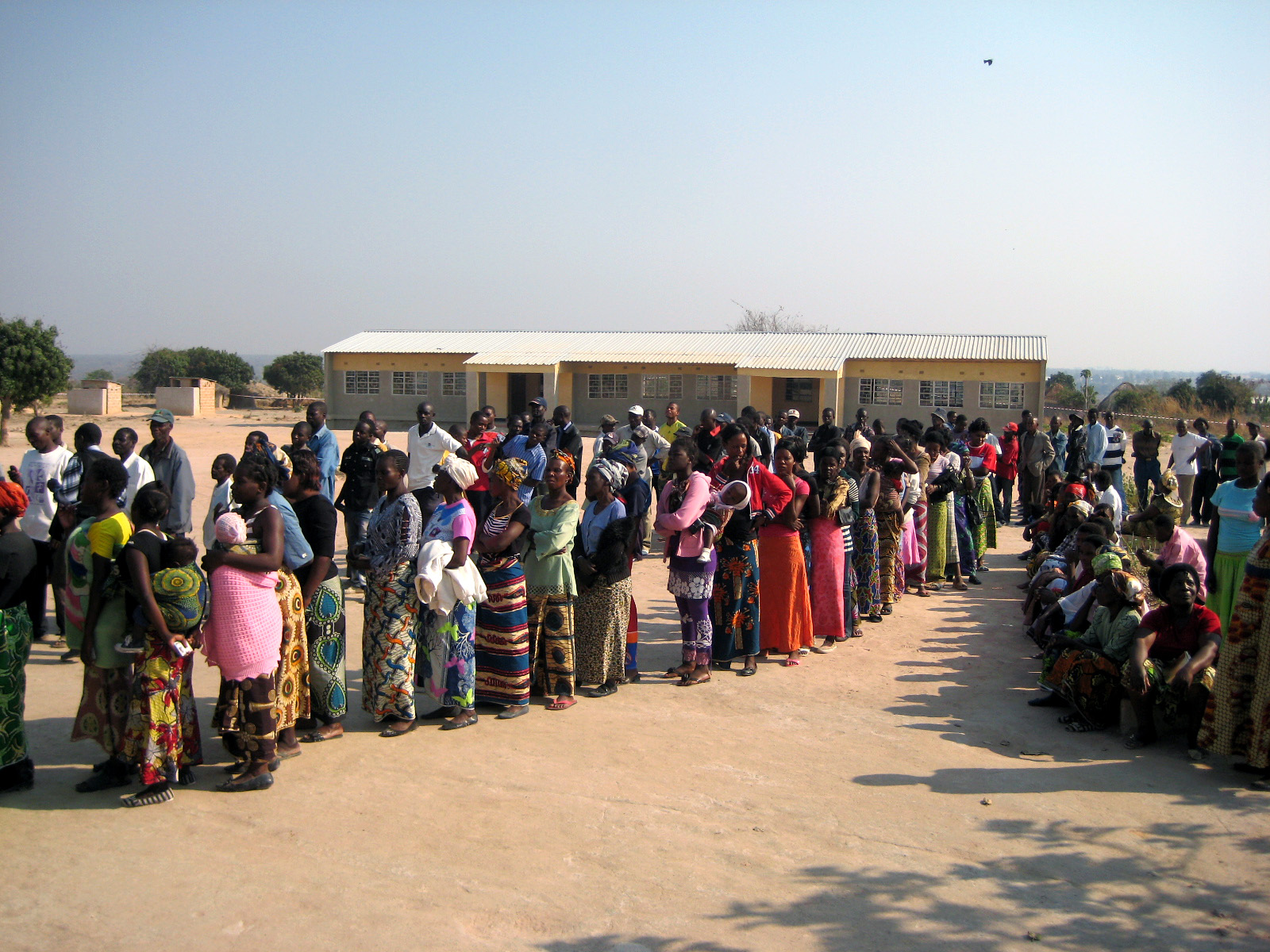 Wählerinnen und Wähler bei den Präsidentschaftswahlen 2011 in Sambia