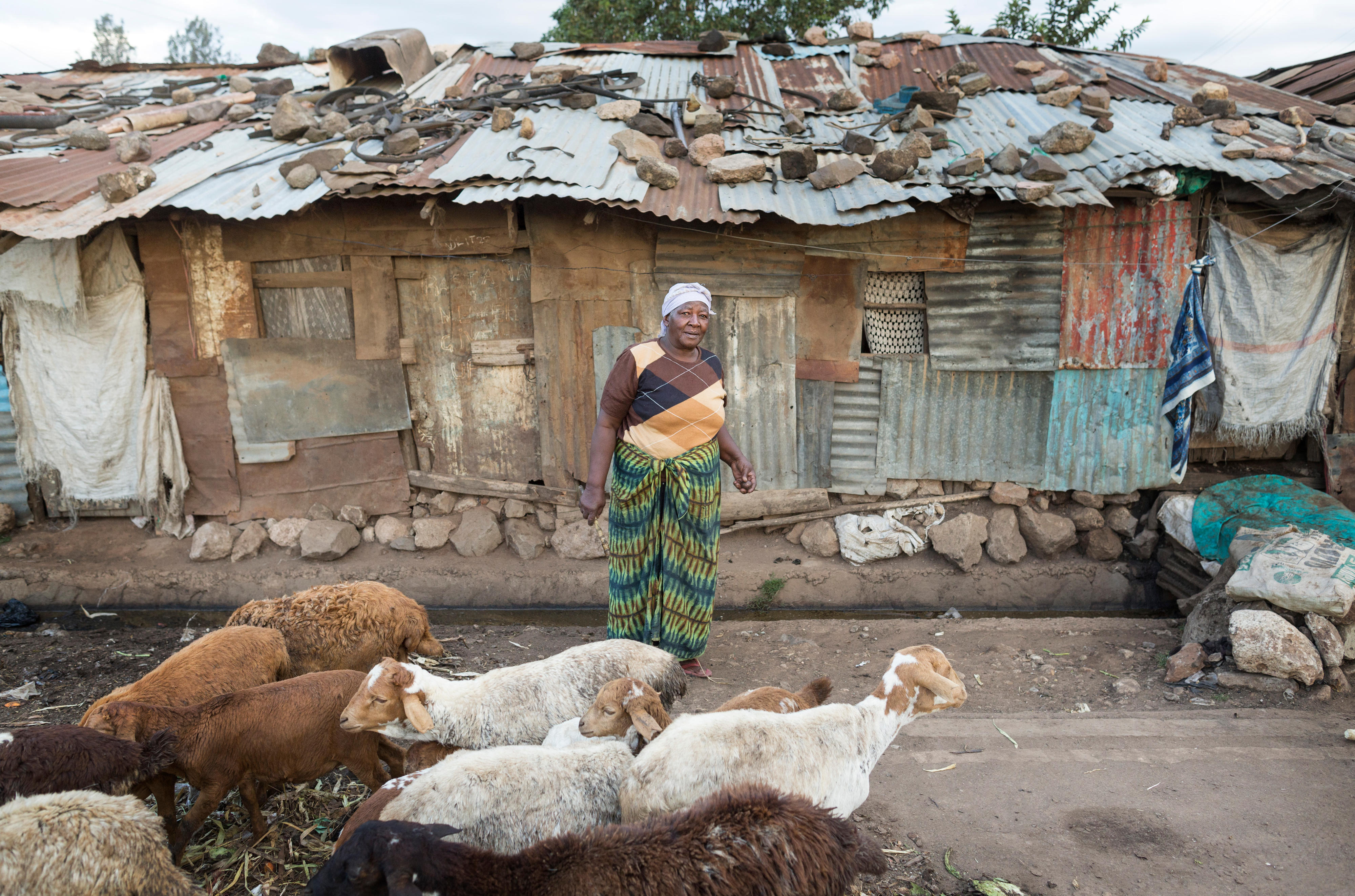 Eine Frau in einem Slum in Nairobi