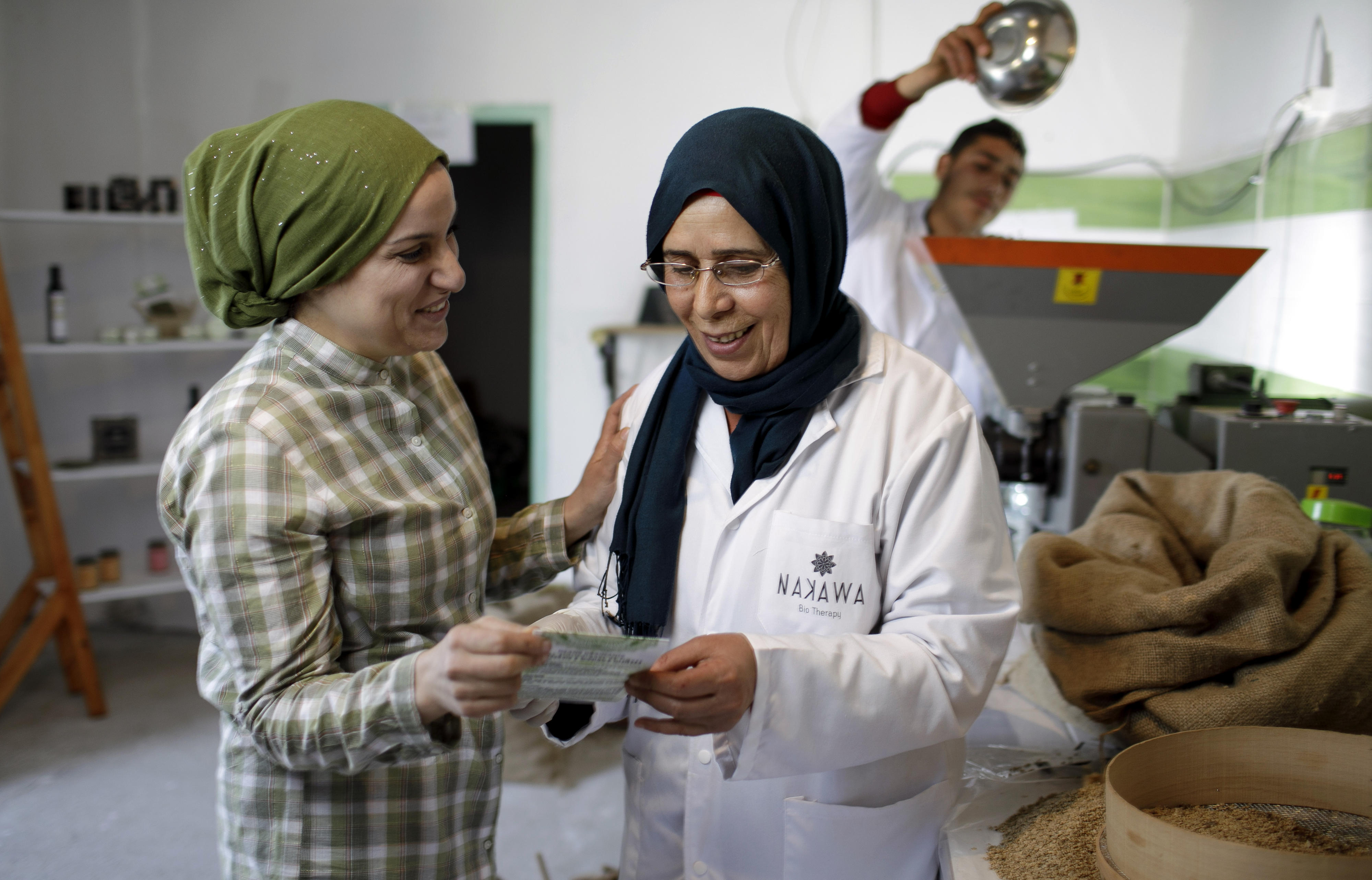 Lobna Dams, Gründerin der Firma Nakawa Biokosmetik, im Gespräch mit einer Mitarbeiterin (Jemmal, Tunesien).
