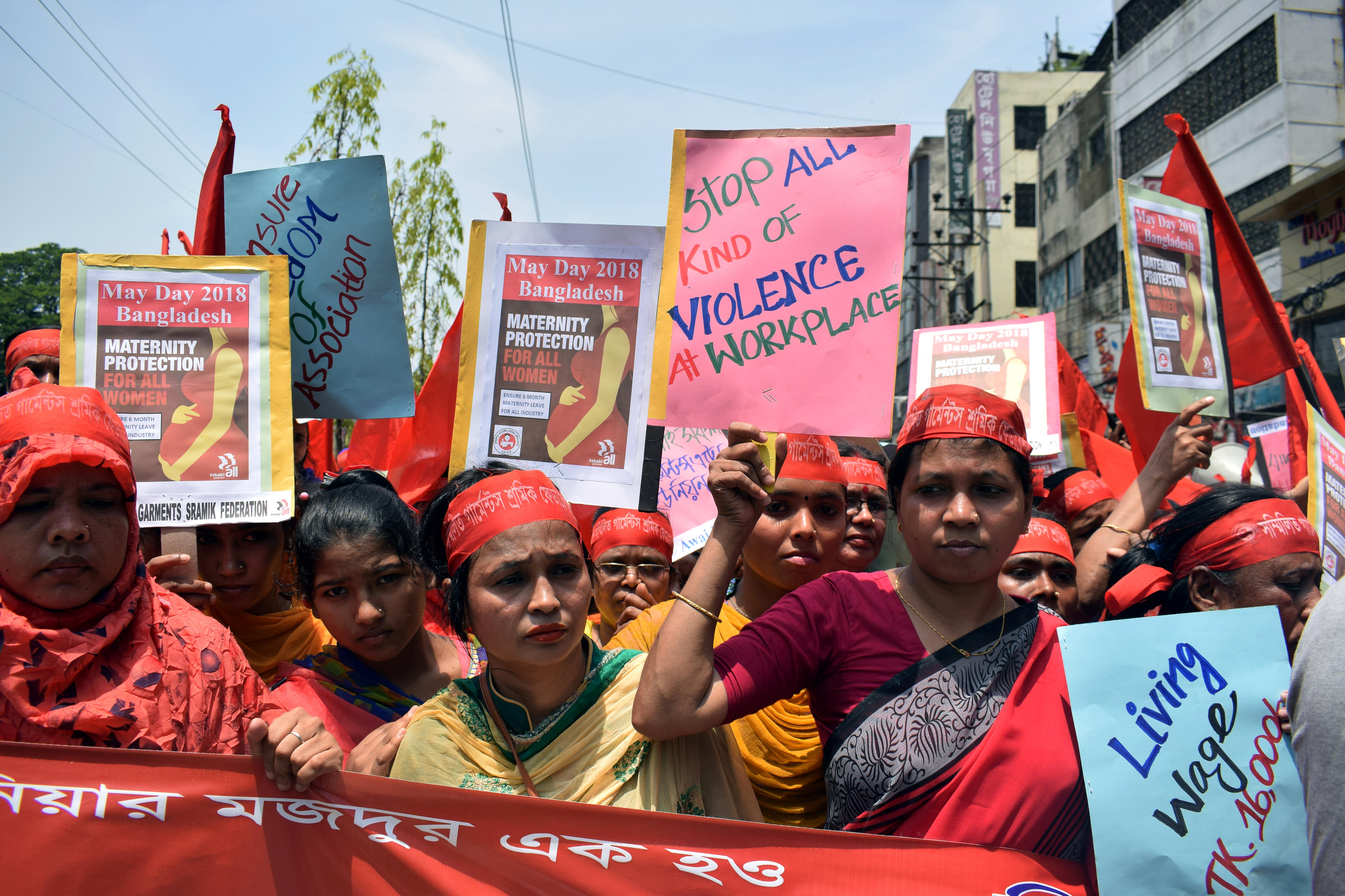 Am 1. Mai 2018 demonstrieren Frauen in Bangladesch für ihre Grundrechte. Sie halten Plakate mit ihren Forderungen – unter anderem: Gesundheitsversorgung für Schwangere, Schutz vor Gewalt am Arbeitsplatz und existenzsichernde Löhne