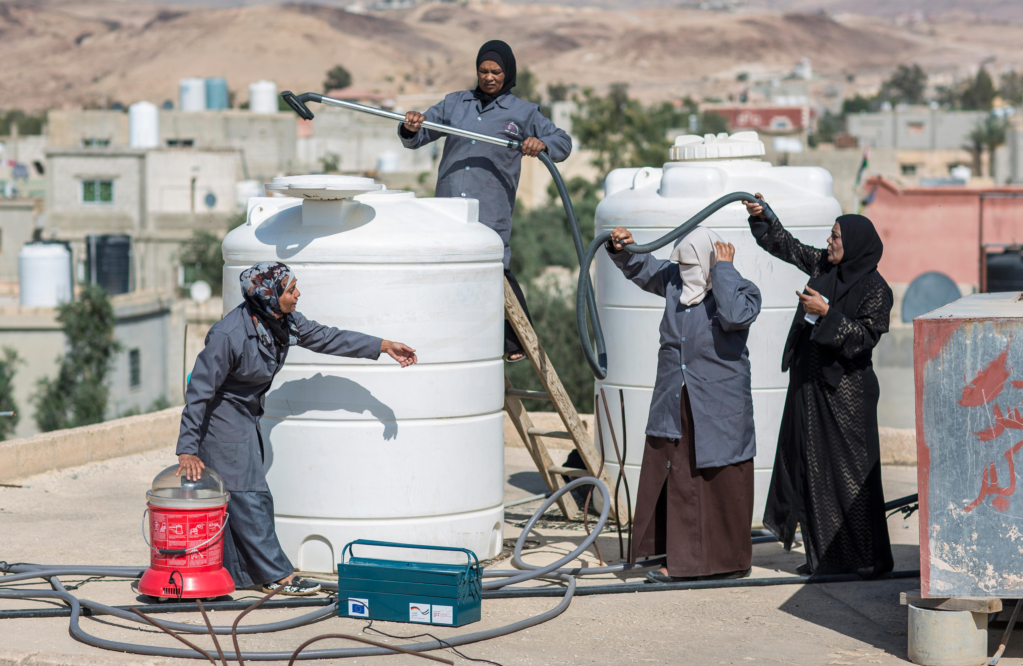 Frauen der "Wise Women Plumbers Cooperation" bei der Säuberung eines Wasserspeichers in Jordanien
