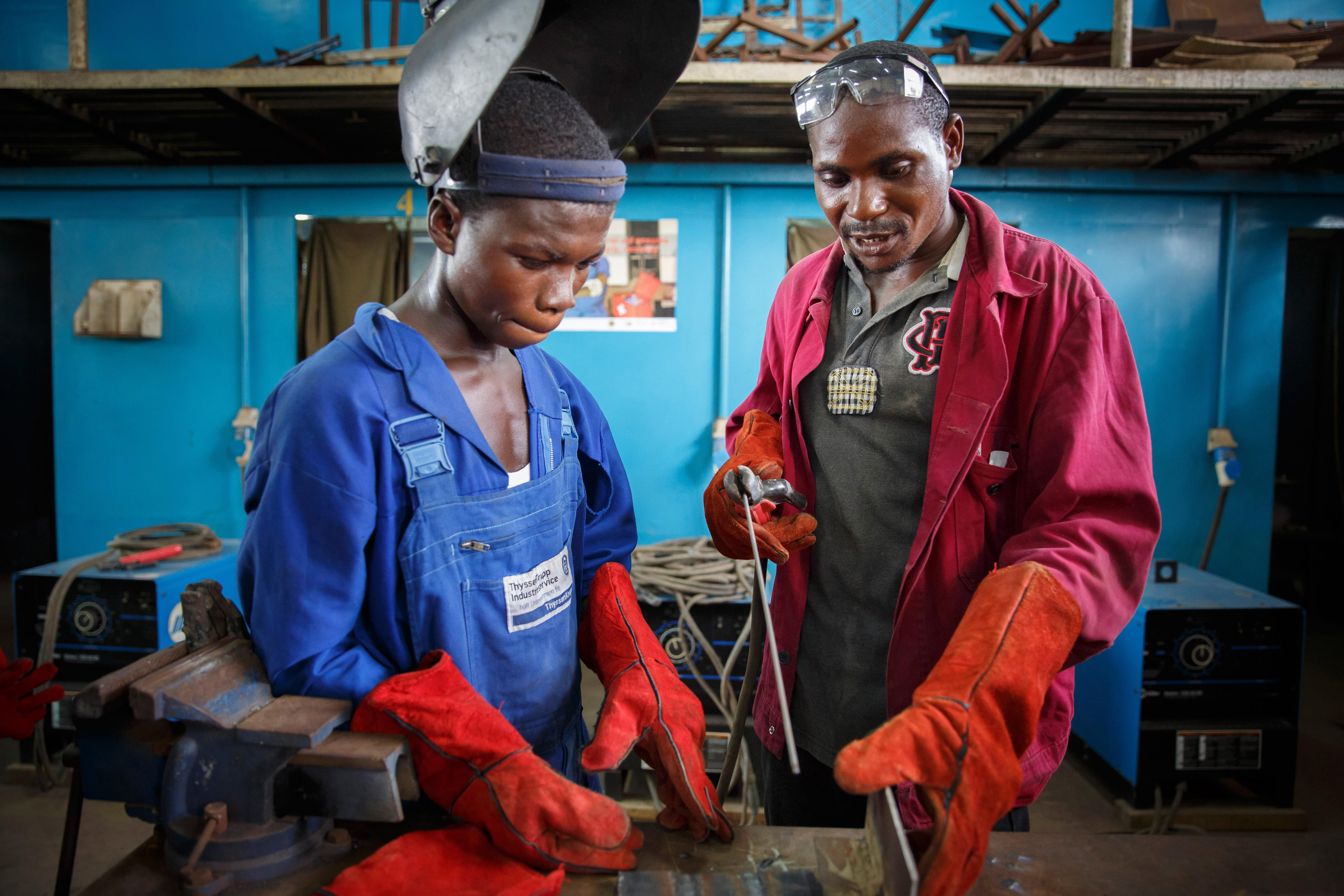 Schüler in der Metallwerkstatt einer Berufsbildungseinrichtung in Accra, Ghana
