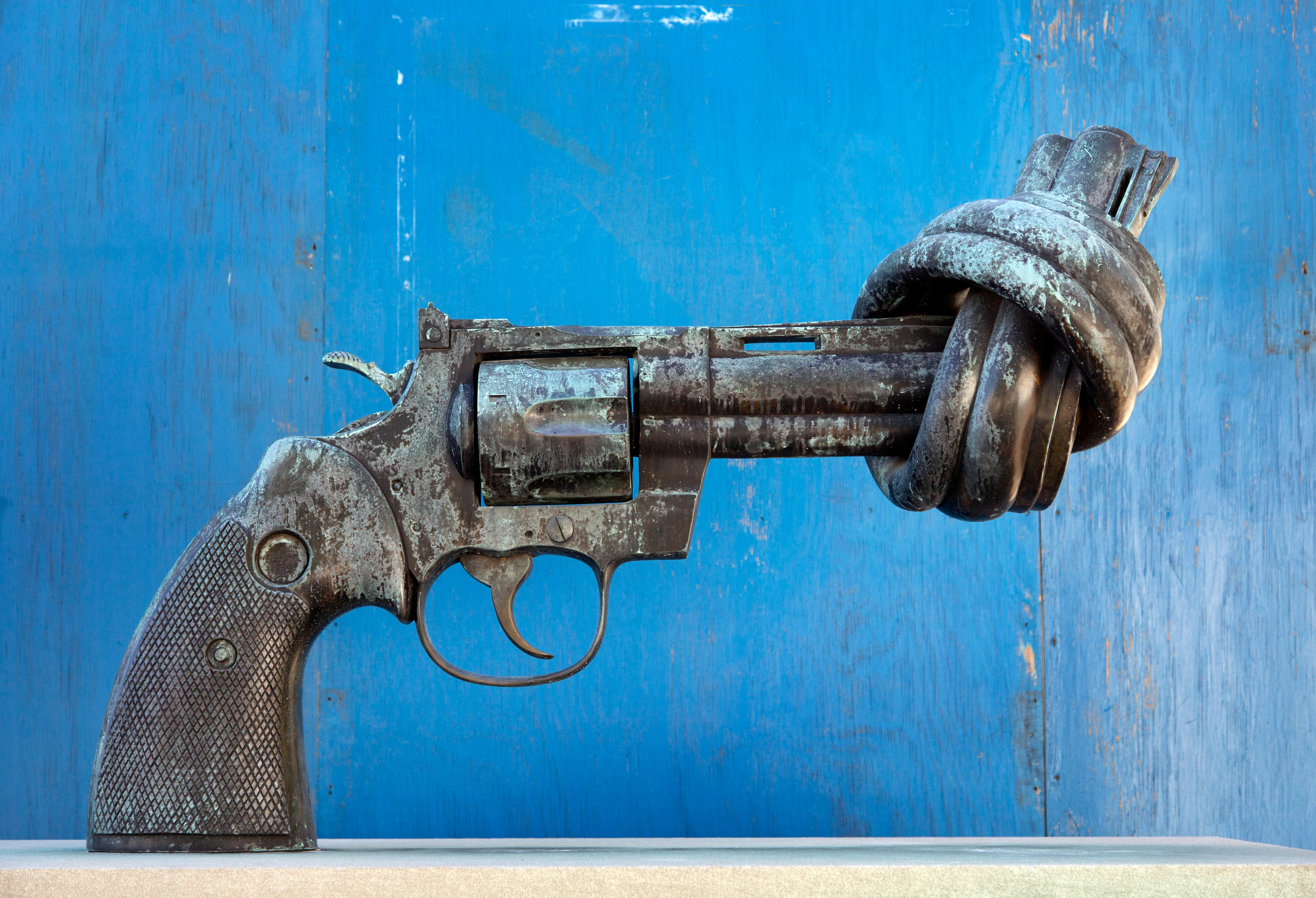 Eine verknotete Pistole: Das Werk "Non Violence" des schwedischen Künstlers Carl Fredrik Reuterswärd steht als Friedenssymbol seit 1988 vor dem Hauptsitz der Vereinten Nationen in New York. 