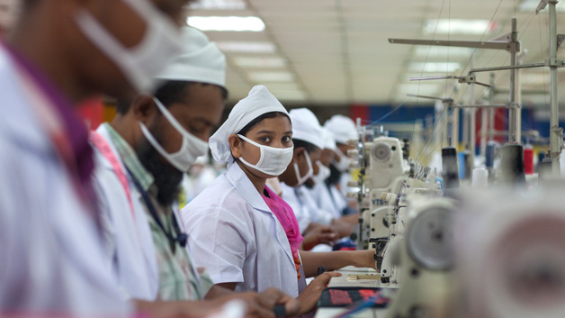 Arbeiterinnen und Arbeiter in einer Textilfabrik in Bangladesch, in der besonders auf die Einhaltung der gesetzlichen Sozial- und Umweltstandards geachtet wird