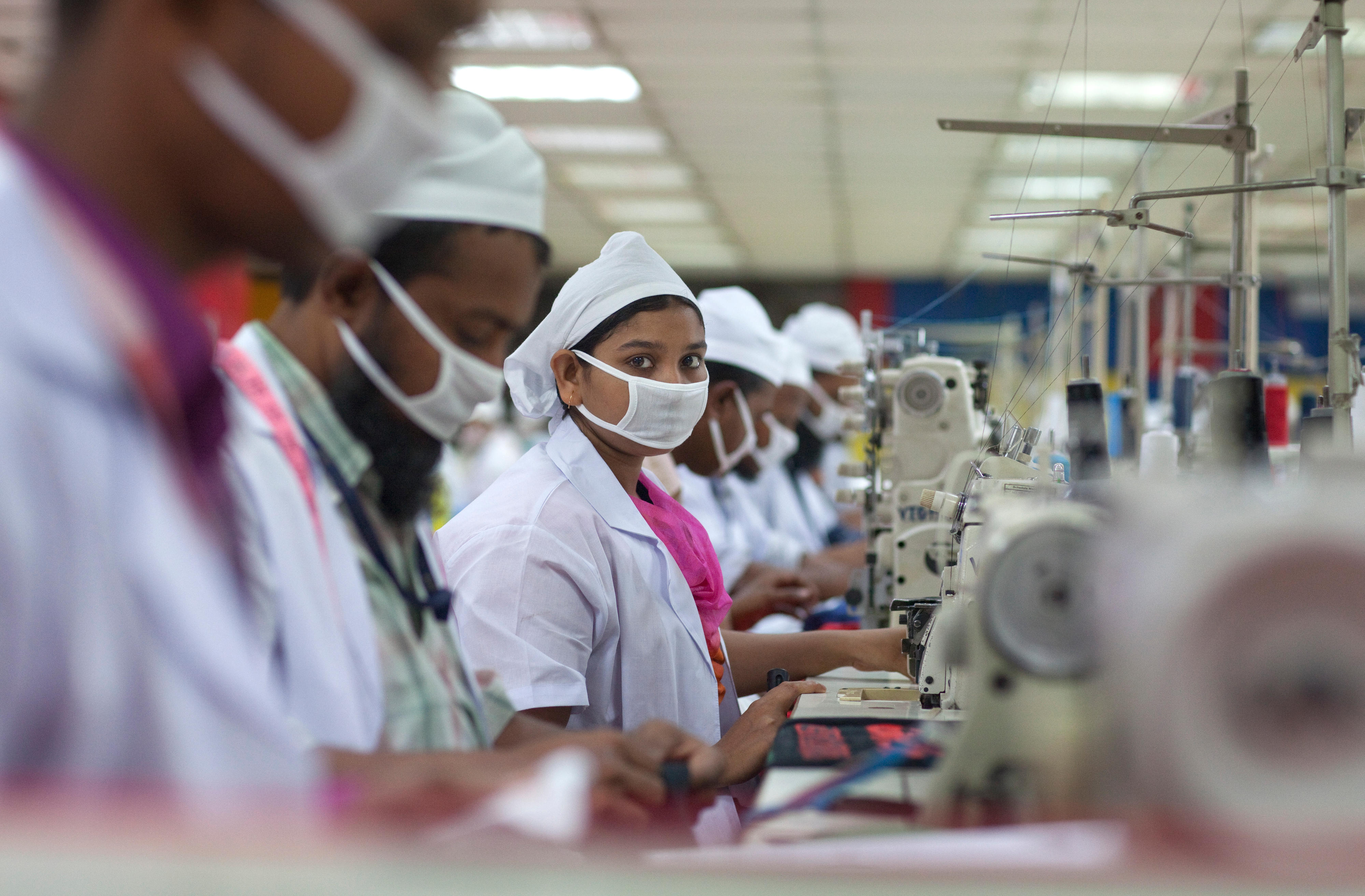 Arbeiterinnen und Arbeiter in einer Textilfabrik in Bangladesch, in der besonders auf die Einhaltung der gesetzlichen Sozial- und Umweltstandards geachtet wird