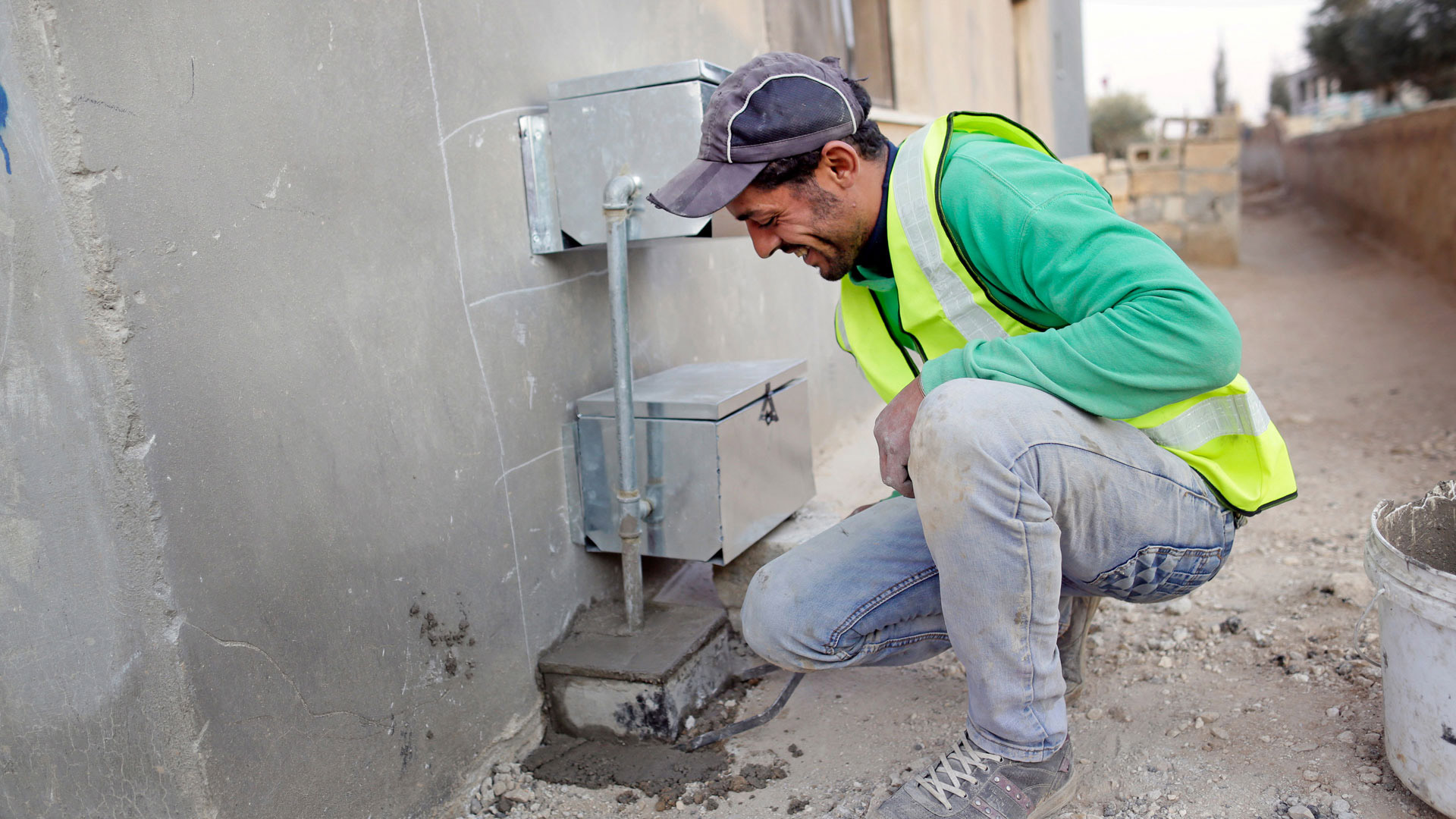 An einem Haus in der Stadt Mafraq in Jordanien werden neue Trinkwasserleitungen verlegt.