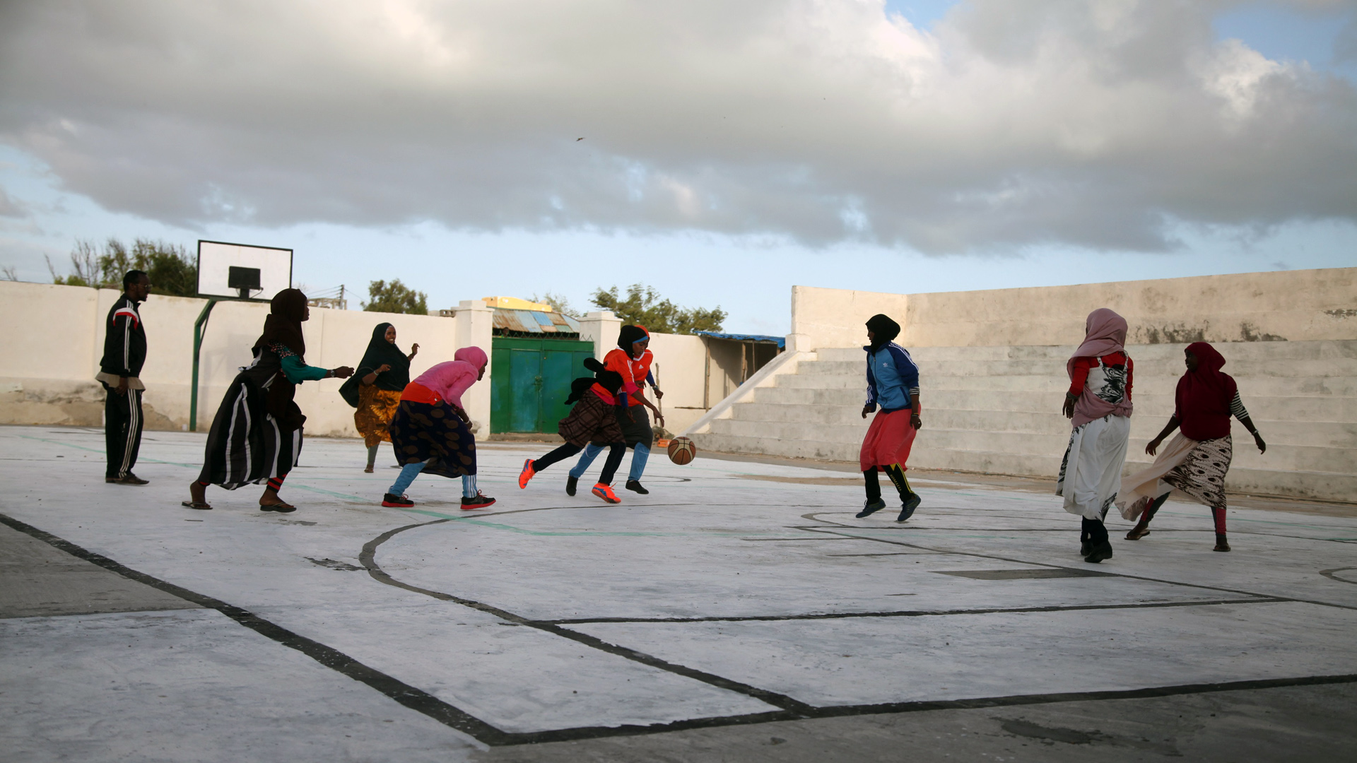 Jugendliche spielen Basketball in Kismaayo, Somalia
