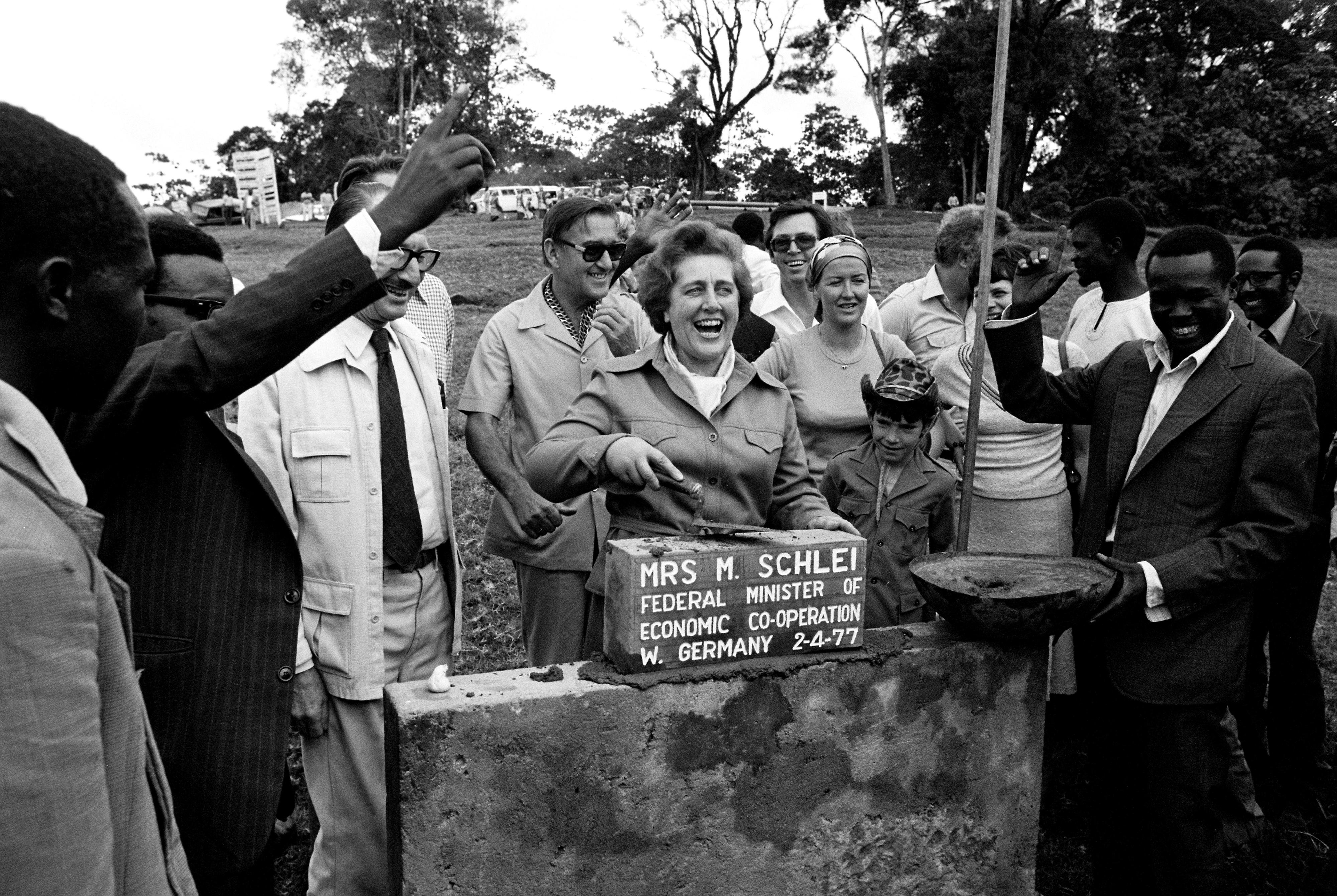 Marie Schlei, Bundesentwicklungsministerin von 1976 bis 1978, bei einer Grundsteinlegung für ein Projekt in Kenia