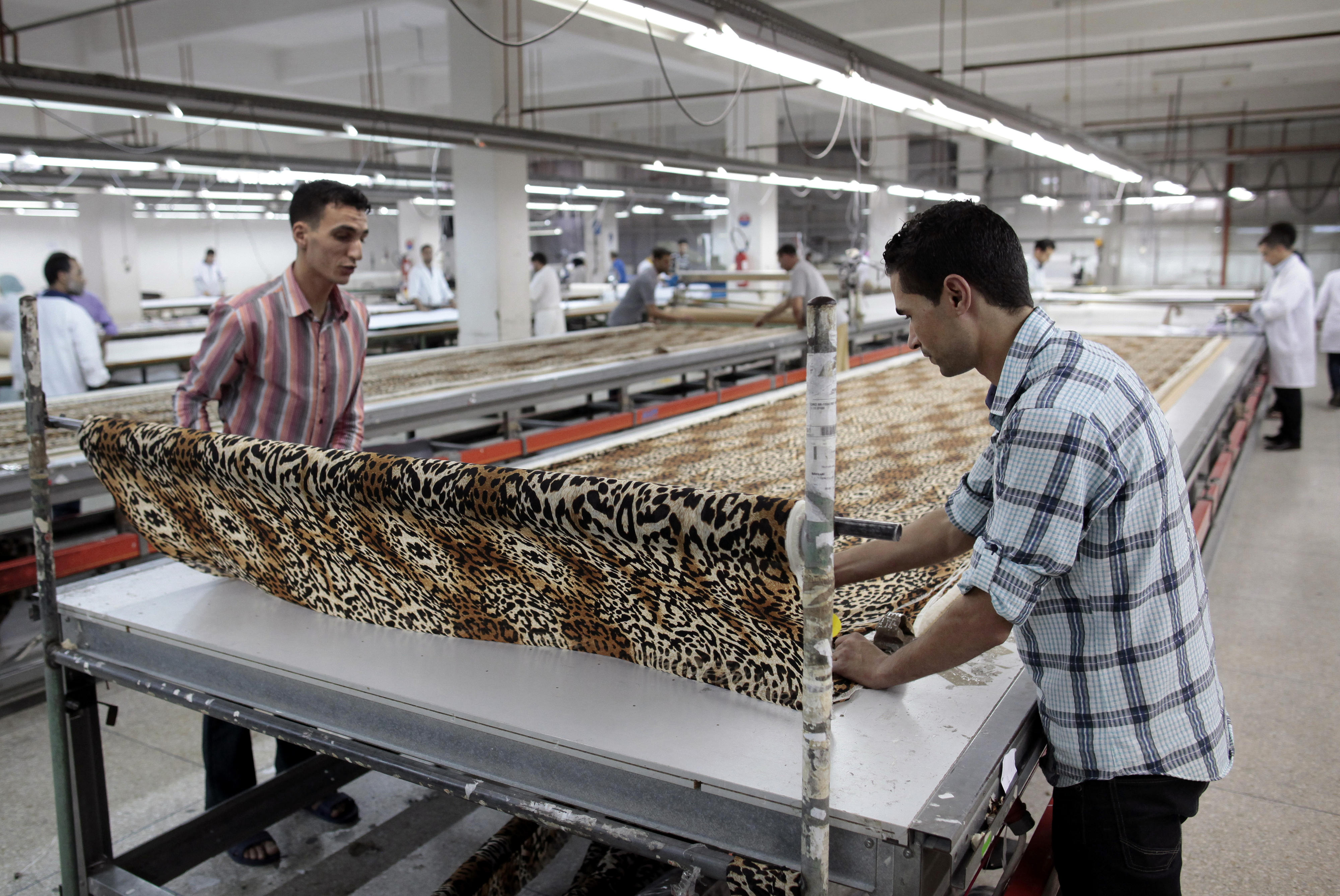 Mitarbeiter in einer Textilfabrik in Marokko, die ein duales Ausbildungssystem nach deutschem Vorbild anbietet 