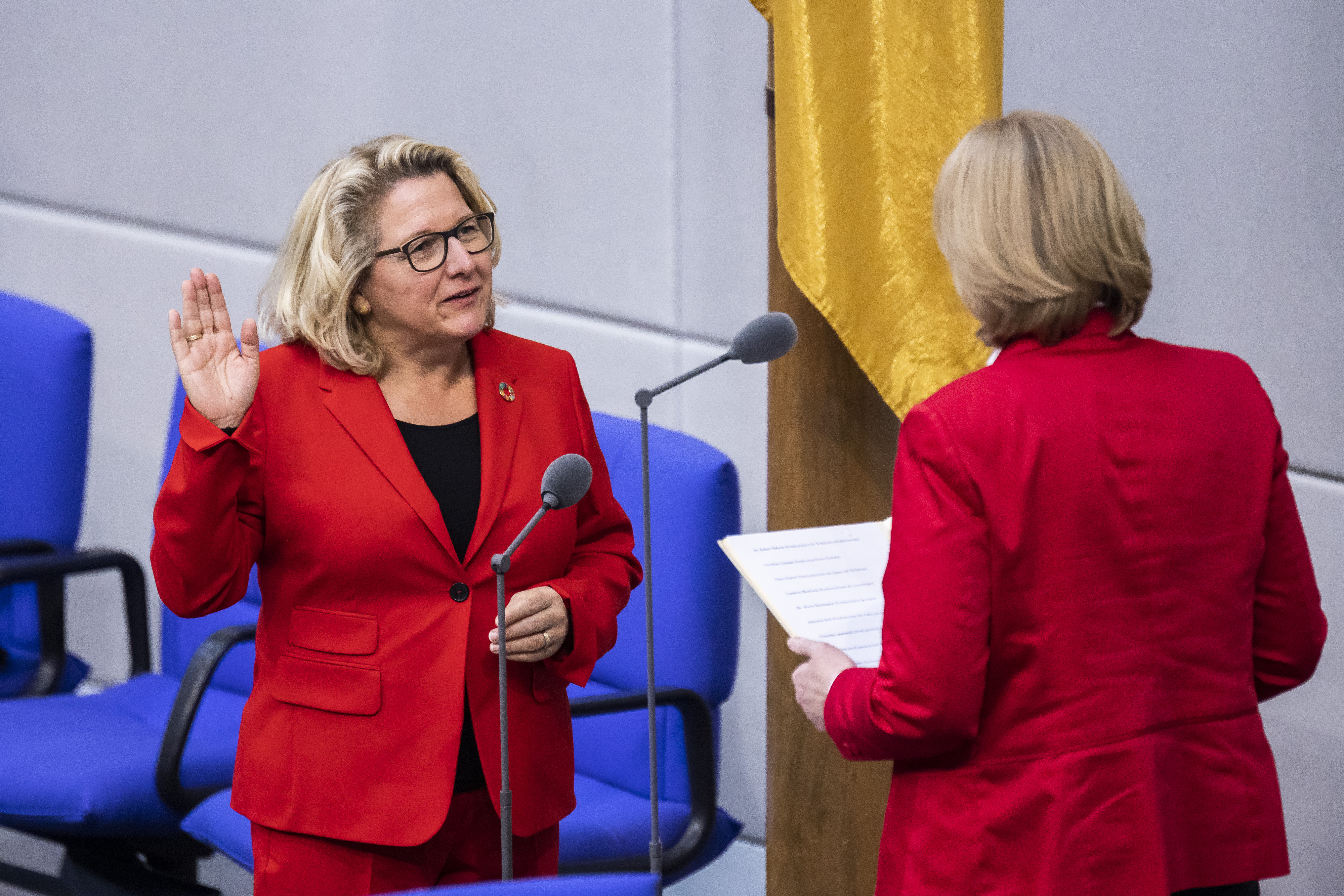 Federal Development Minister Svenja Schulze is sworn in by Parlament President Bärbel Bas in front of the German parliament.
