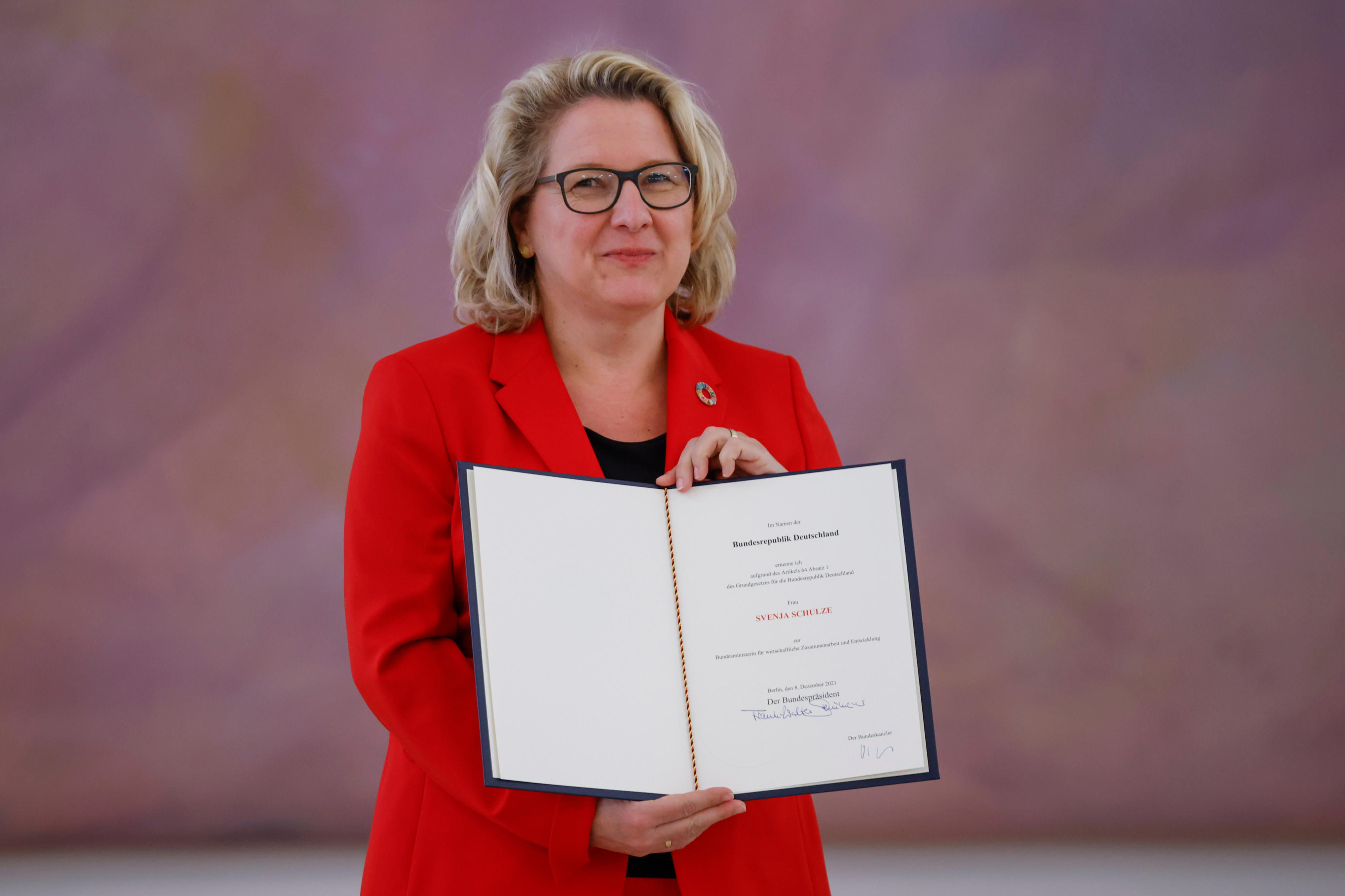 Federal Development Minister Svenja Schulze with her letter of appointment