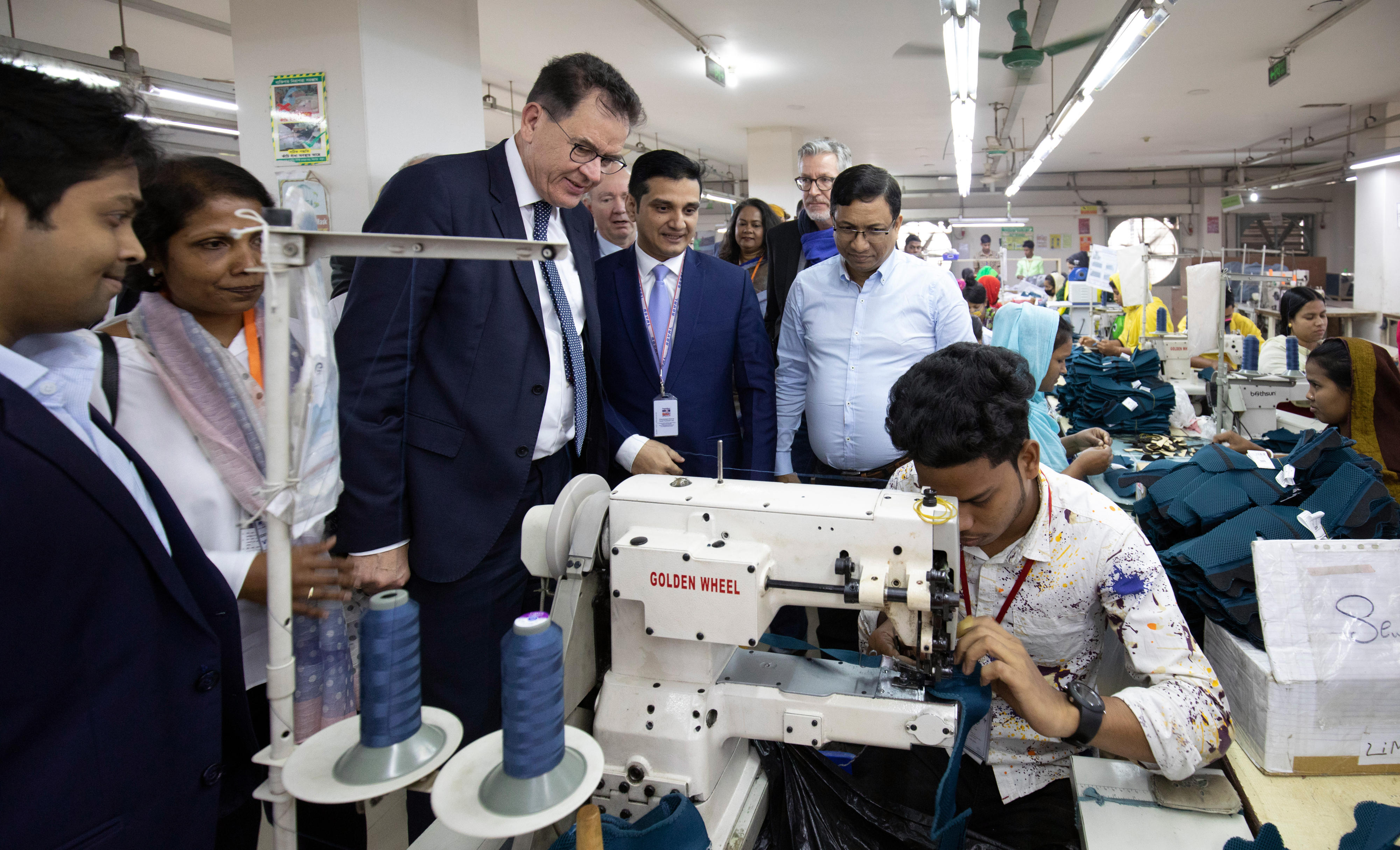 Bundesentwicklungsminister Gerd Müller beim Besuch der Schuhfabrik Royal Footwear Ltd. in Dhaka, Bangladesch, am 25. Februar 2020