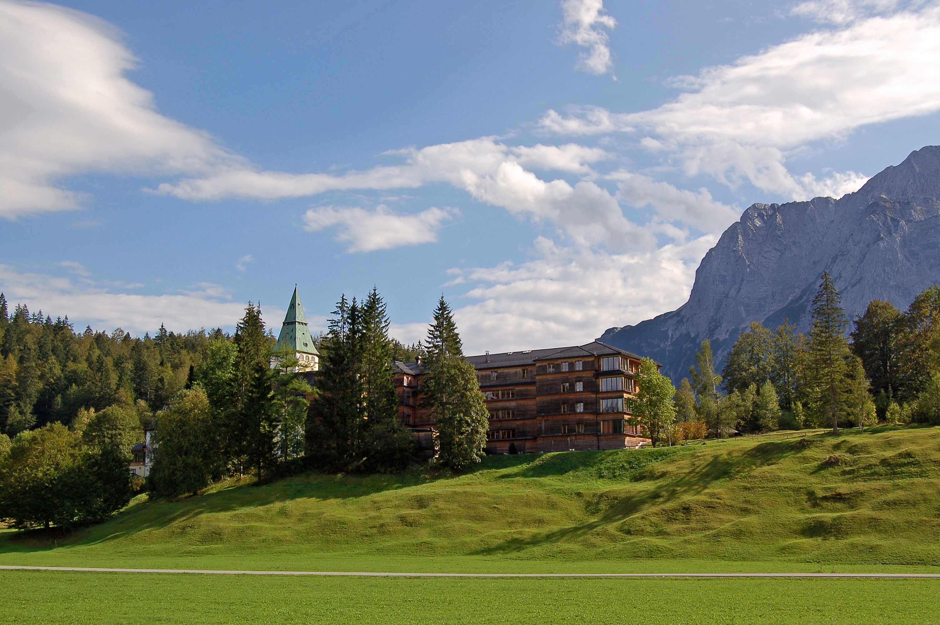 Der G7-Gipfel 2022 wird vom 26. bis 28. Juni auf Schloss Elmau in den bayerischen Alpen stattfinden.