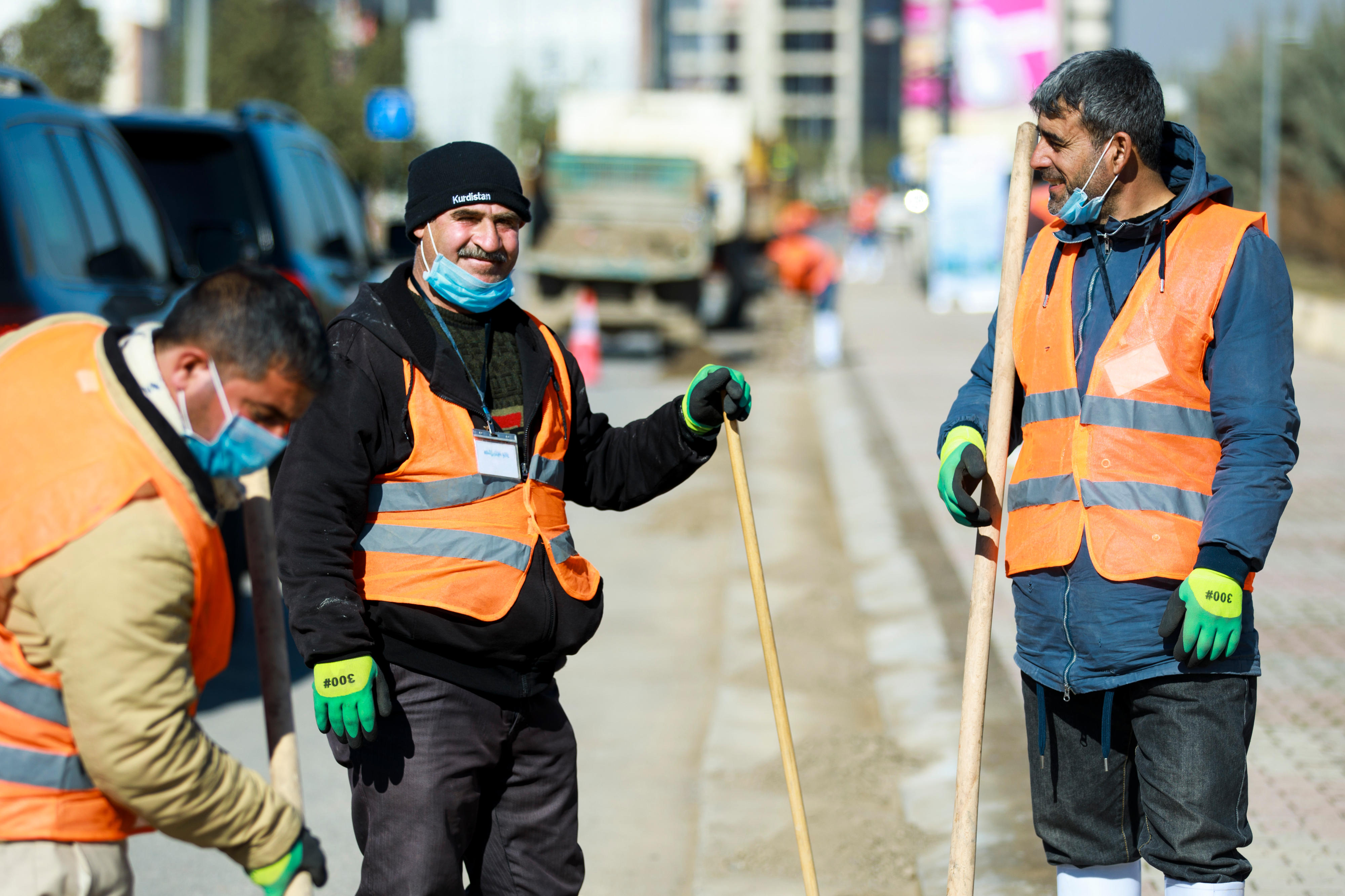 In der Region Kurdistan-Irak werden im Rahmen eines Cash-for-Work-Projekts Straßenarbeiten durchgeführt.