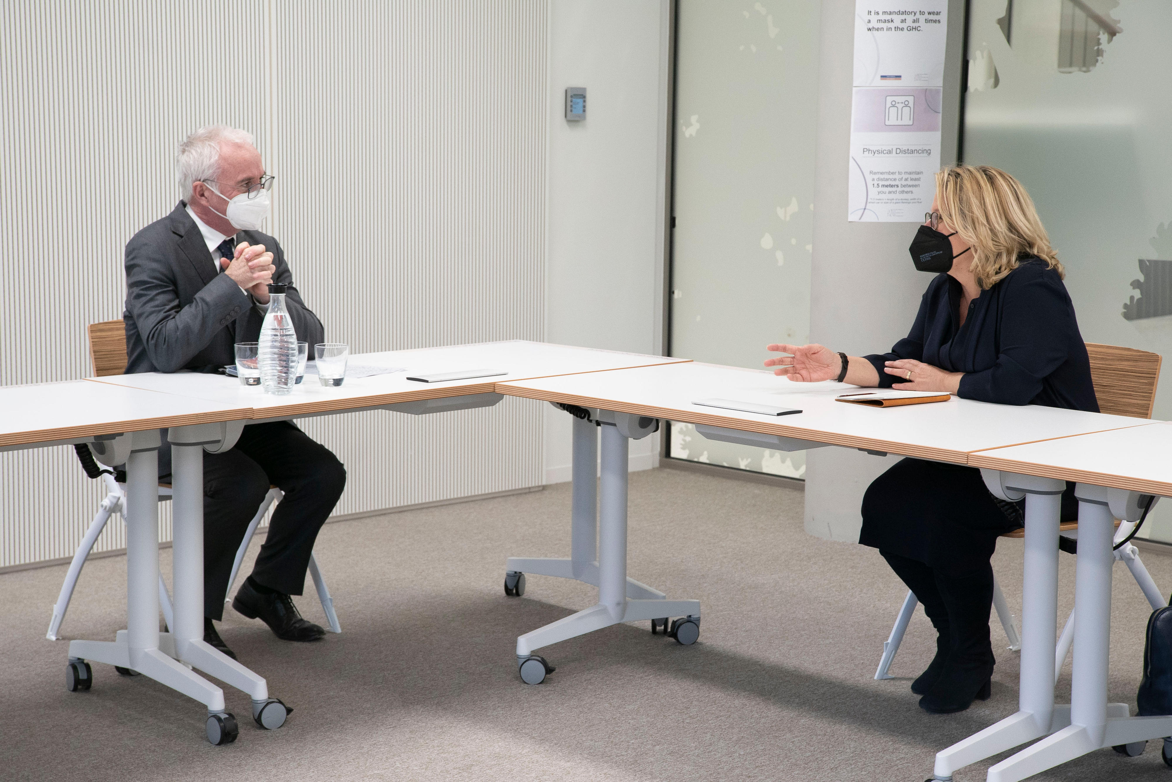 Bundesentwicklungsministerin Svenja Schulze mit Peter Sands, Exekutiv­direktor des Globalen Fonds zur Bekämpfung von Aids, Tuberkulose und Malaria (GFATM).