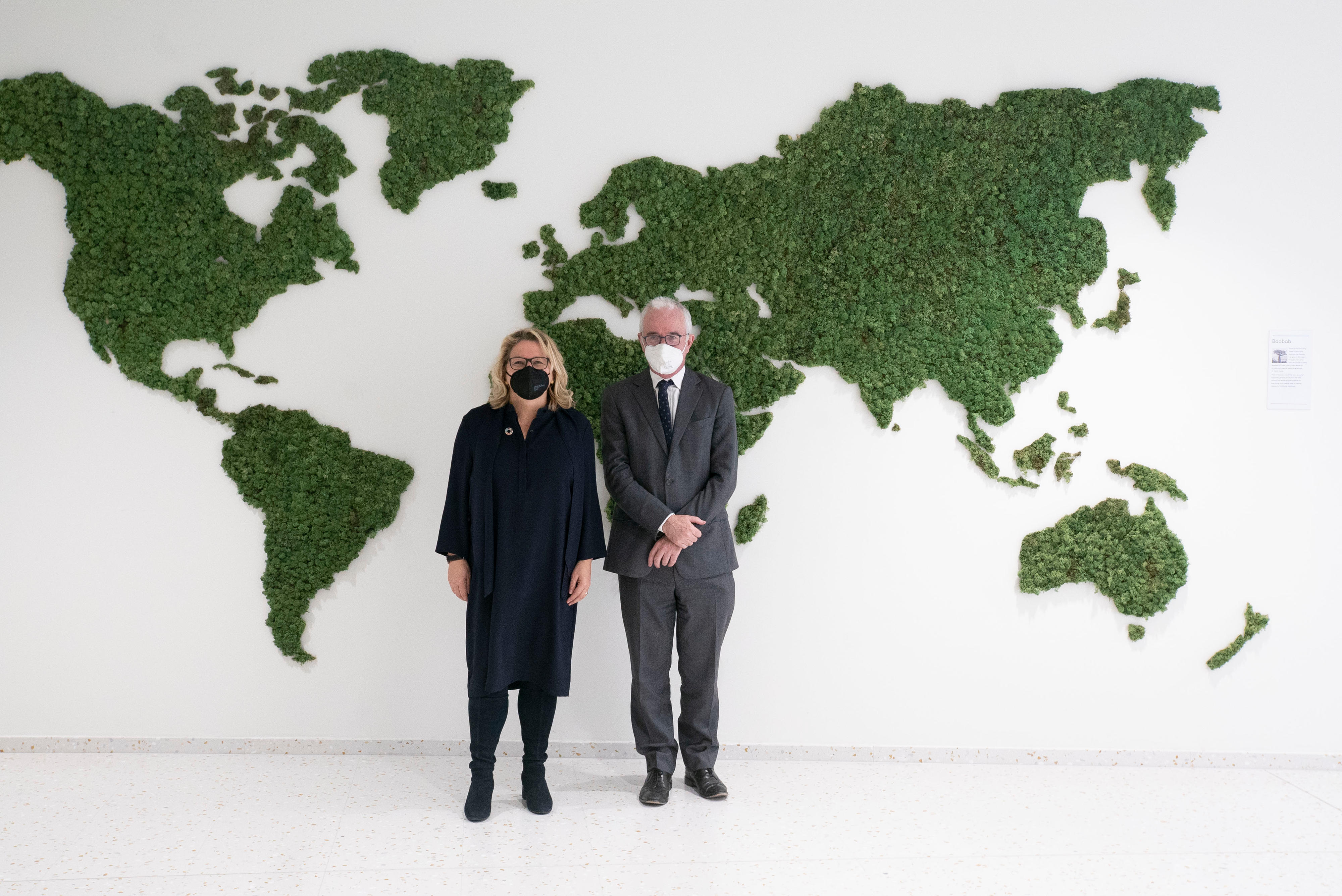 Bundesentwicklungsministerin Svenja Schulze mit Peter Sands, Exekutiv­direktor des Globalen Fonds zur Bekämpfung von Aids, Tuberkulose und Malaria (GFATM).