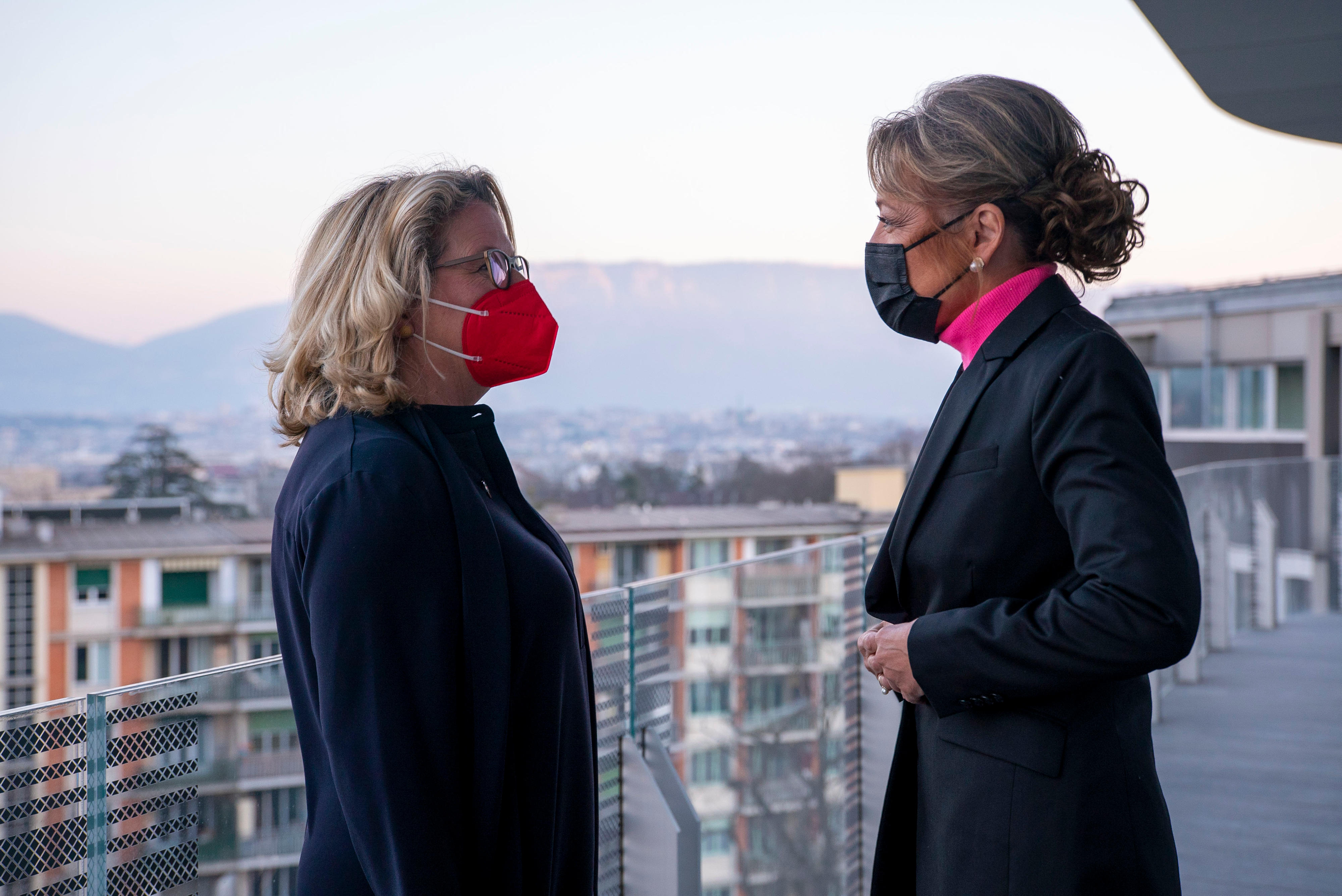 Entwicklungsministerin Svenja Schulze (links) mit Yasmine Sherif (rechts), Leiterin von "Education Cannot Wait", dem globalen Fonds der Vereinten Nationen für Bildung in Notsituationen und lang anhaltenden Krisen