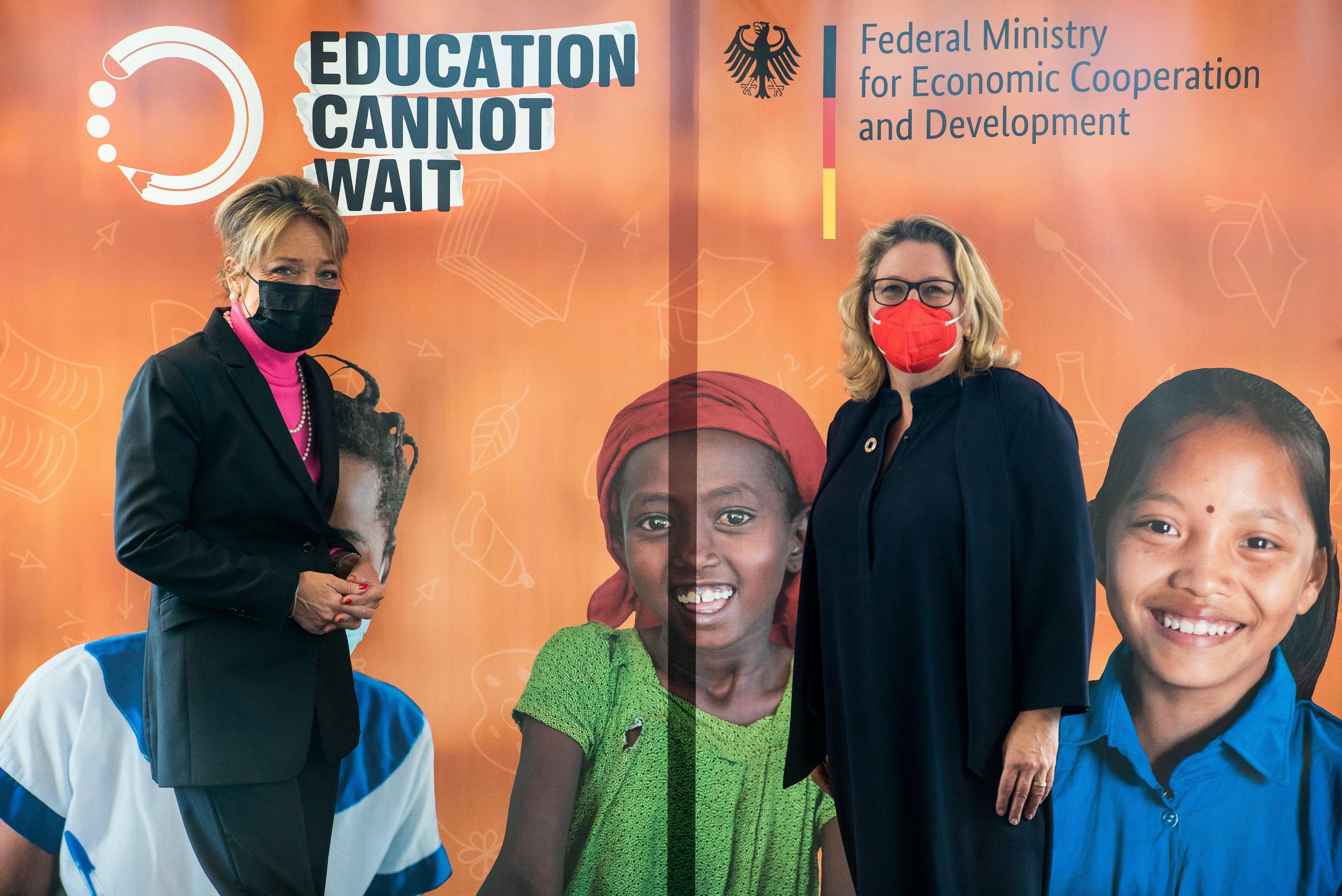 Entwicklungsministerin Svenja Schulze (rechts) mit Yasmine Sherif (links), Leiterin von "Education Cannot Wait", dem globalen Fonds der Vereinten Nationen für Bildung in Notsituationen und lang anhaltenden Krisen