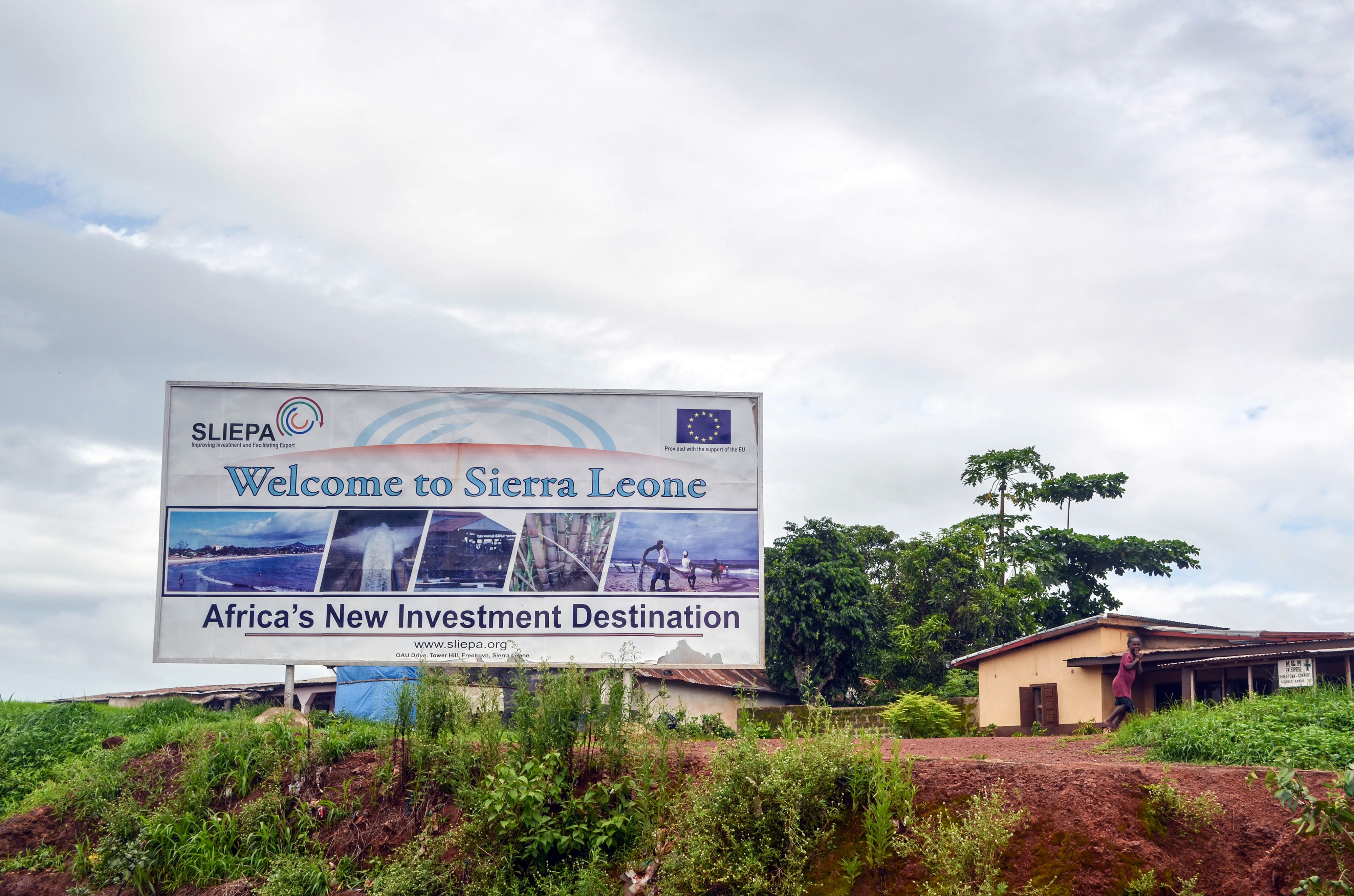 Werbeschild an der Landesgrenze von Sierra Leone