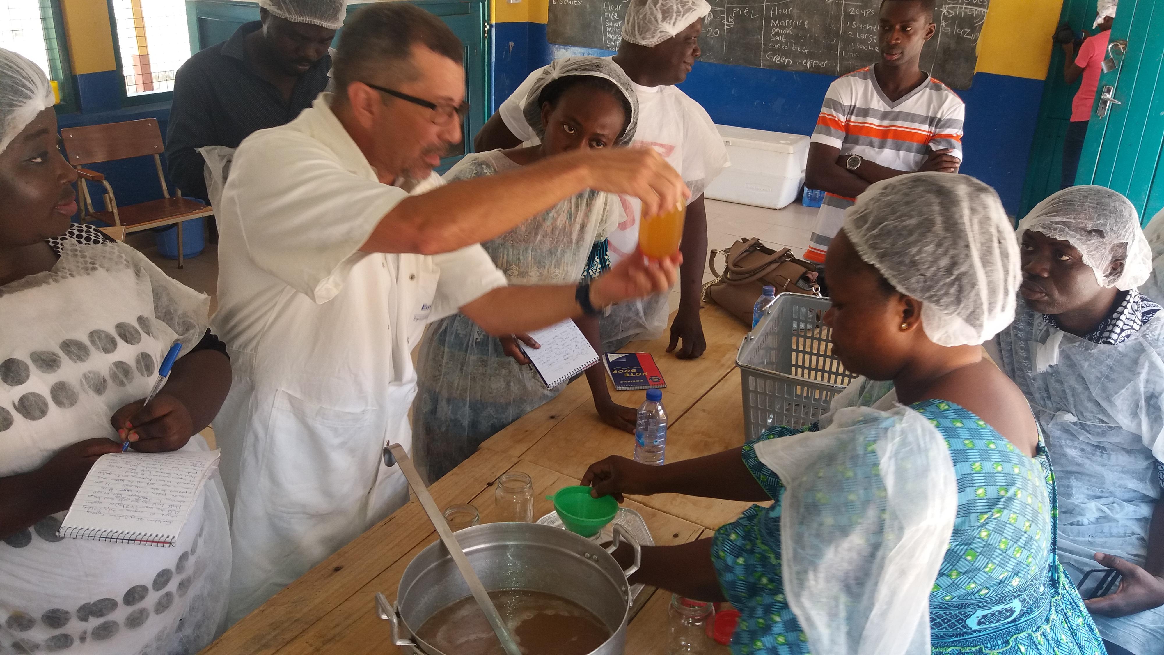 Trainingskurs für Cashew-Verarbeitung durch brasilianische Expertinnen und Experten in Ghana