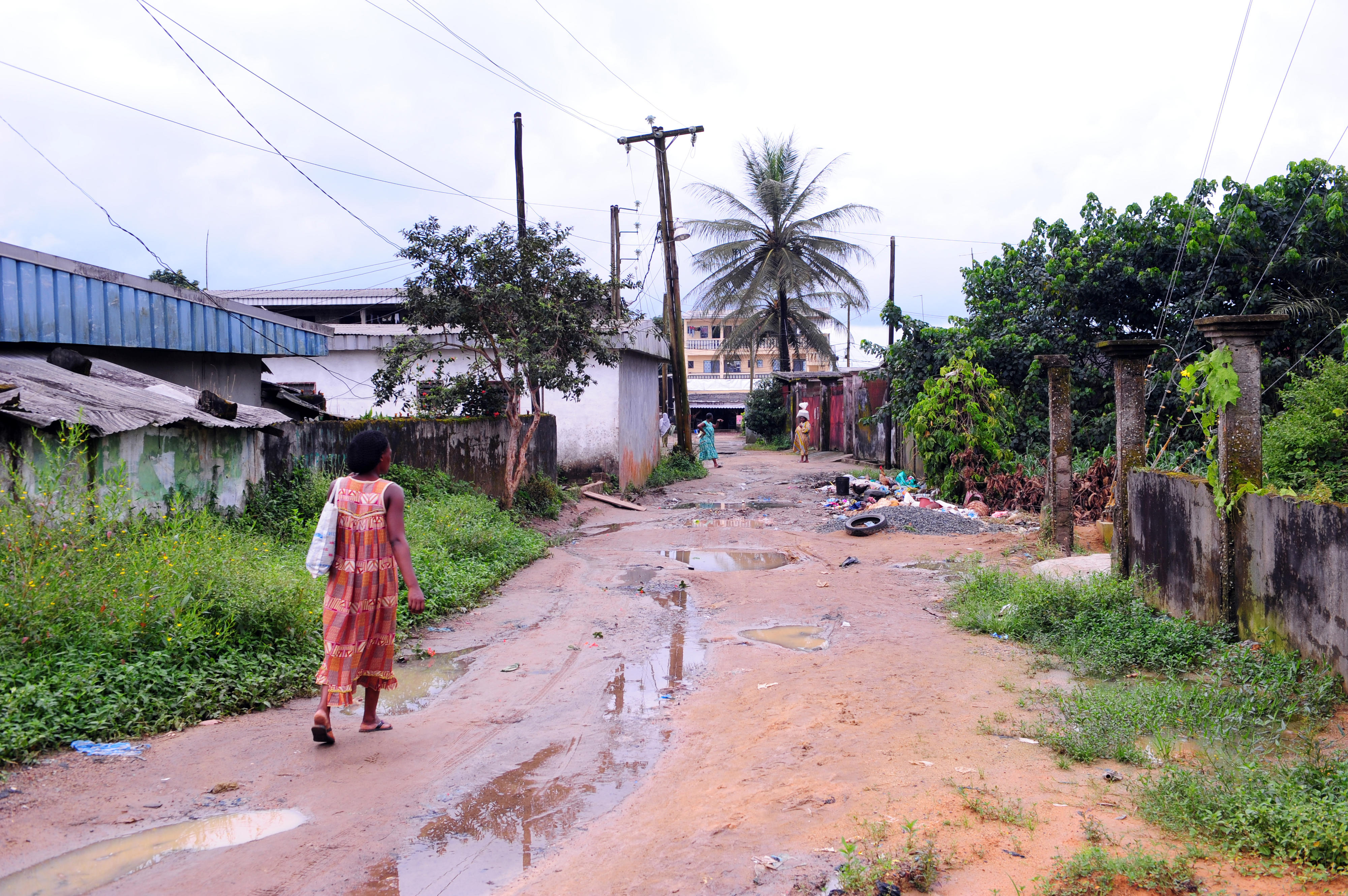 Eine Frau auf einem Weg in Douala, Kamerun