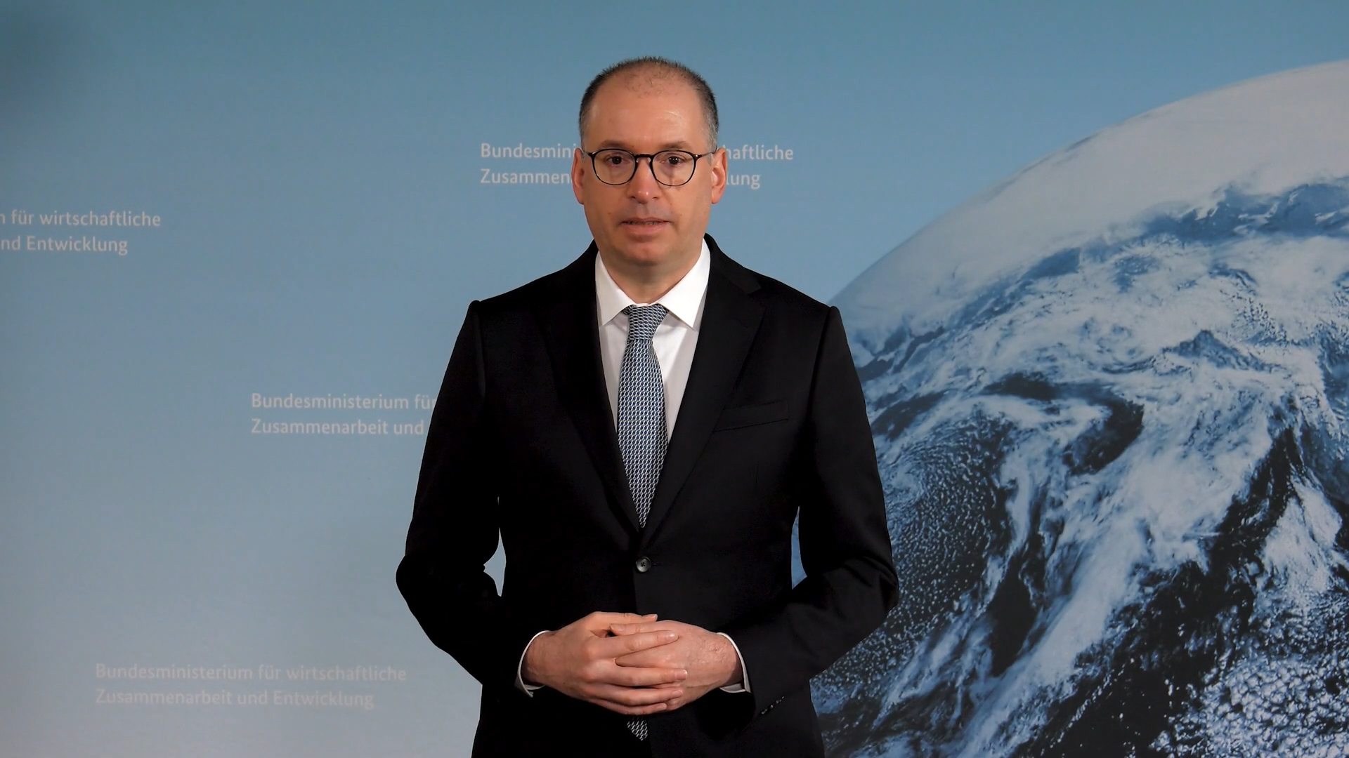 Standbild aus dem Video "3 Fragen an den Parla­men­ta­rischen Staats­sekre­tär Niels Annen"